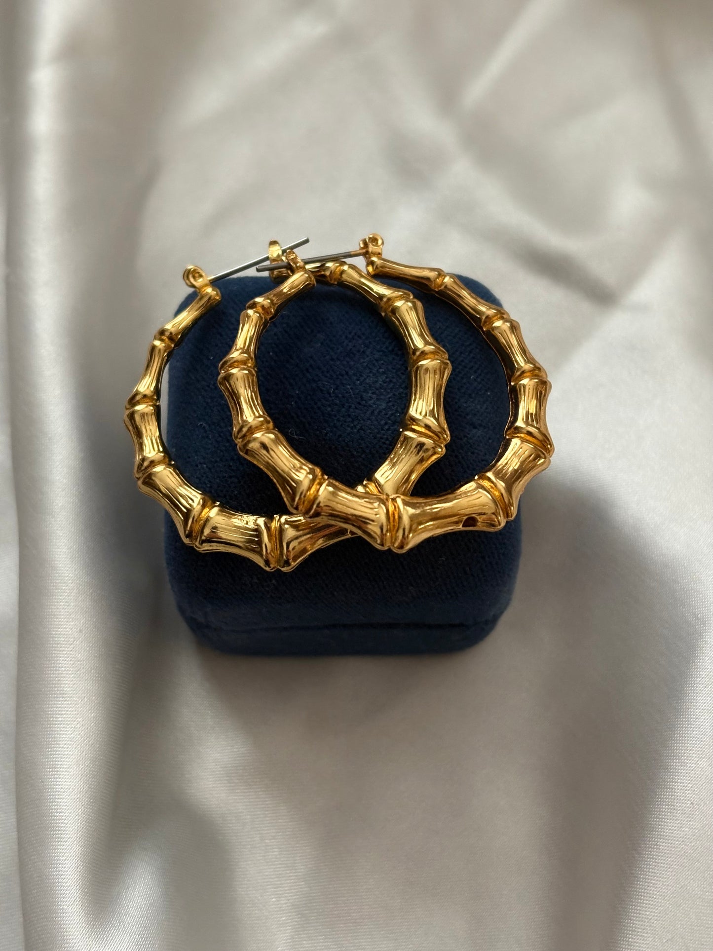 Kolczyki Avon “Bamboo Snap Top Hoops”,1998 rok