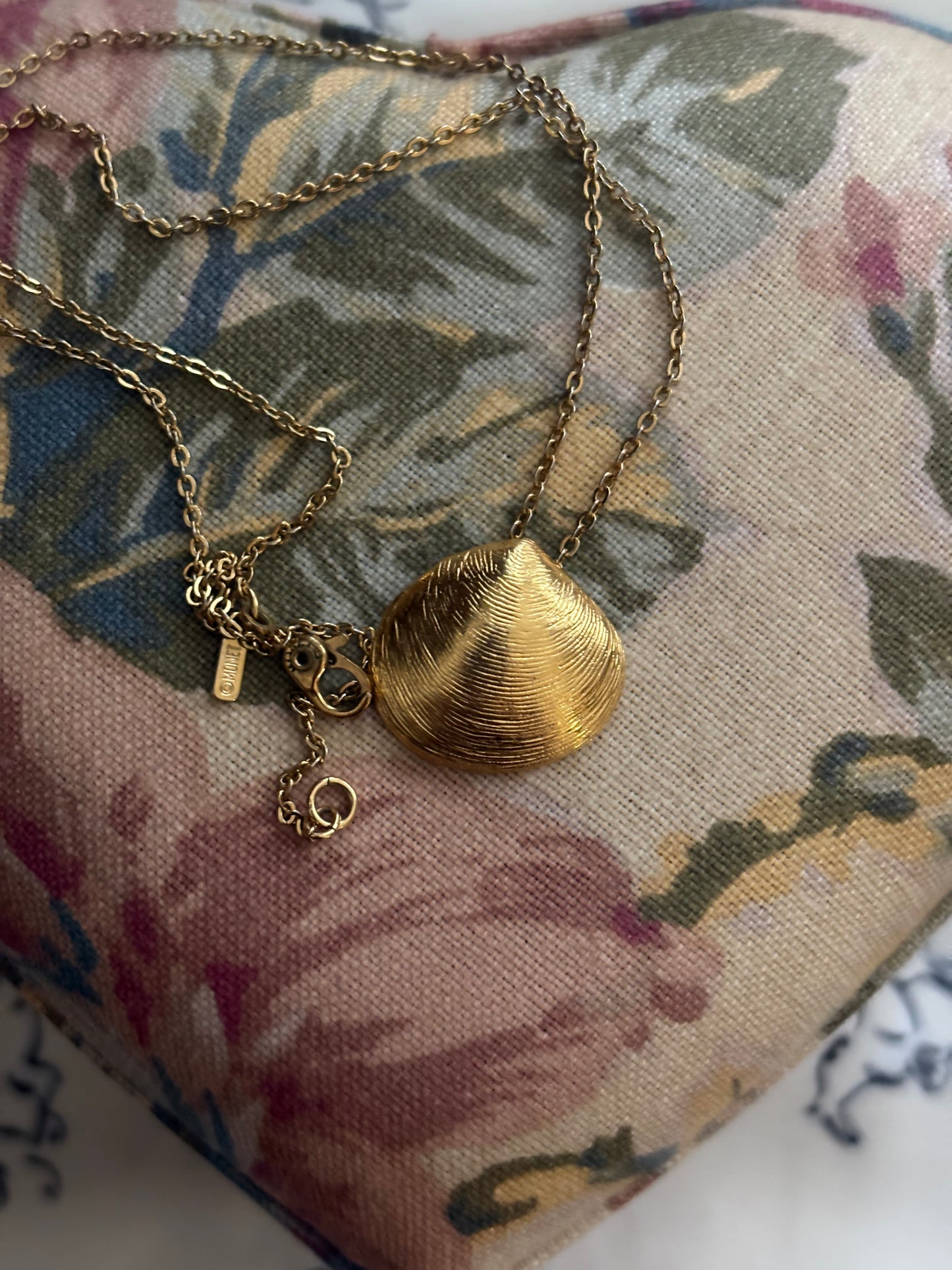 Pozłacany naszyjnik Monet z muszlą