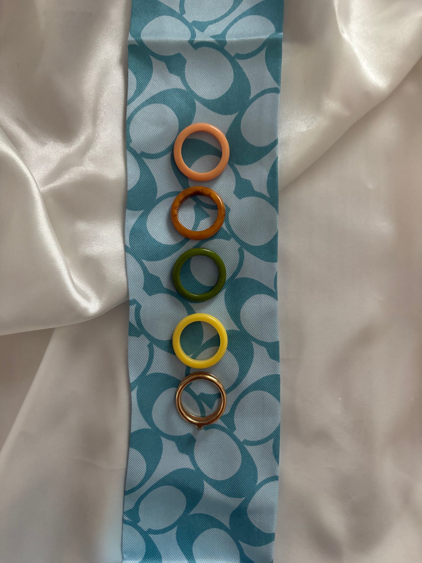 Zestaw wymiennych pierścionków Avon, 1977 rok