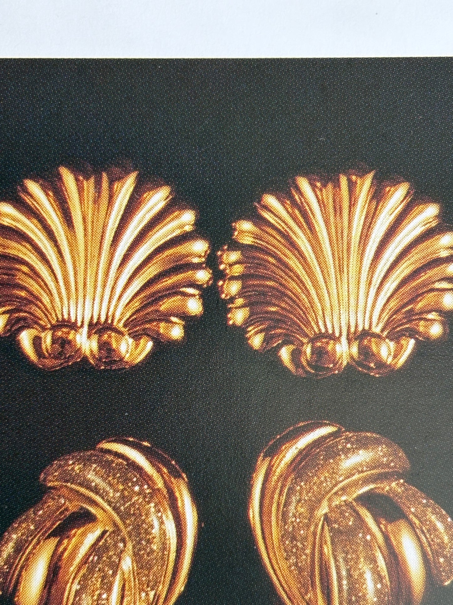 Kolczyki Avon „Tailored scallops”,1991 rok