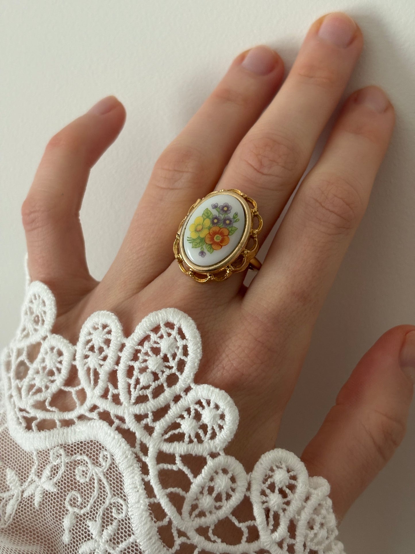 Unikatowy pierścionek Avon “ French Flowers Locket”,1975 rok