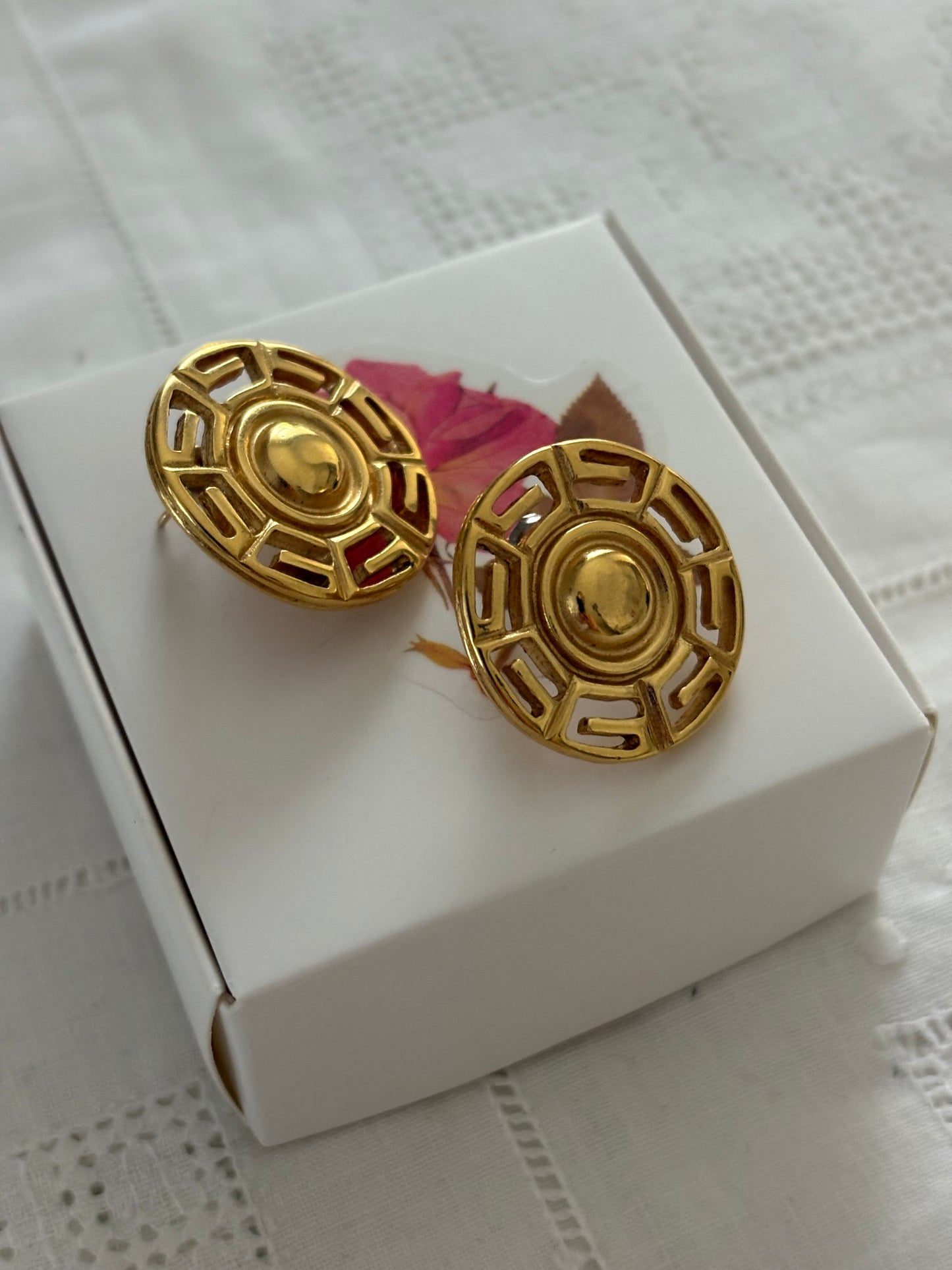 Pozłacane kolczyki Givenchy z logo, 1980–1990