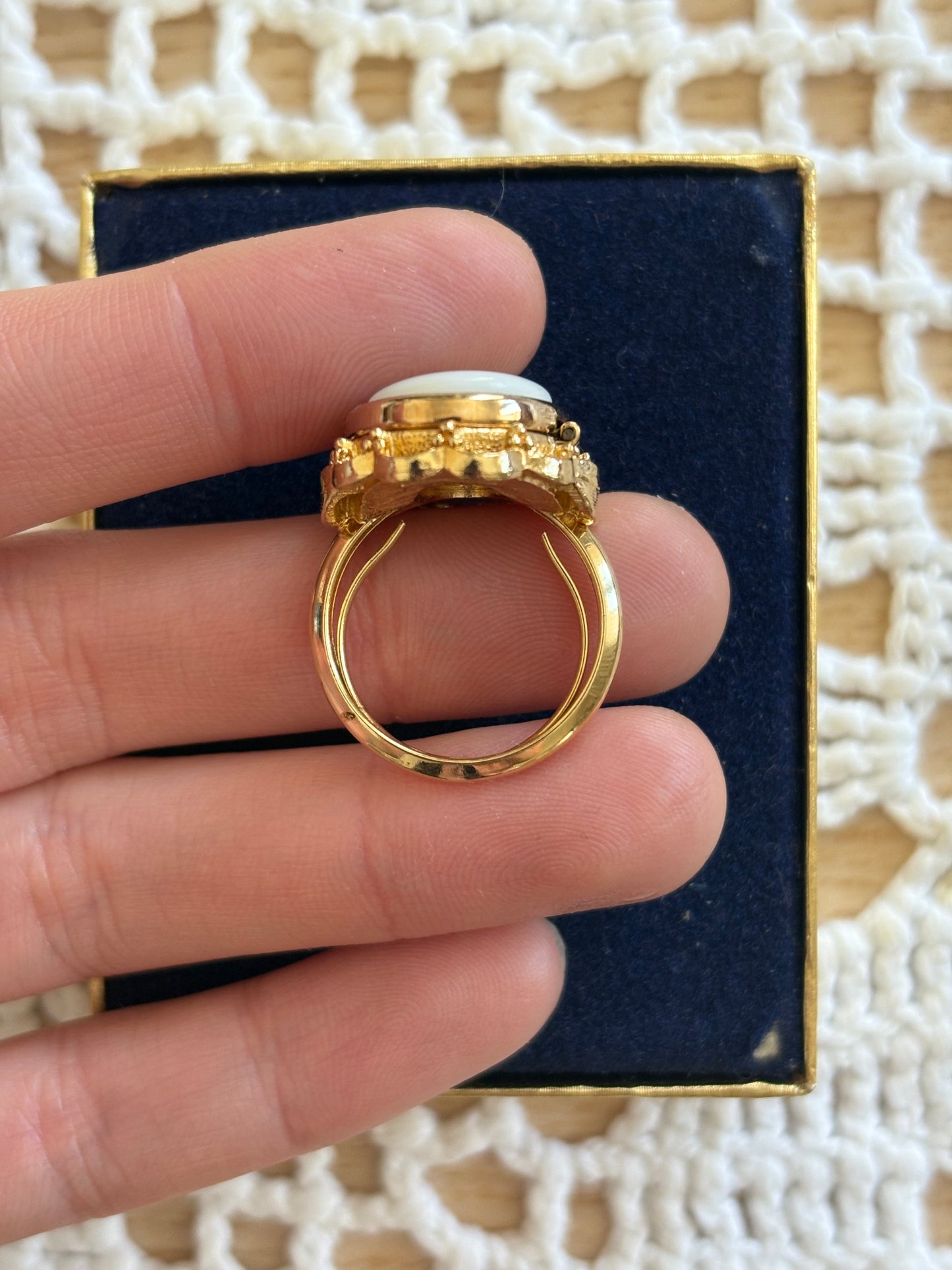 Unikatowy pierścionek Avon “ French Flowers Locket”,1975 rok