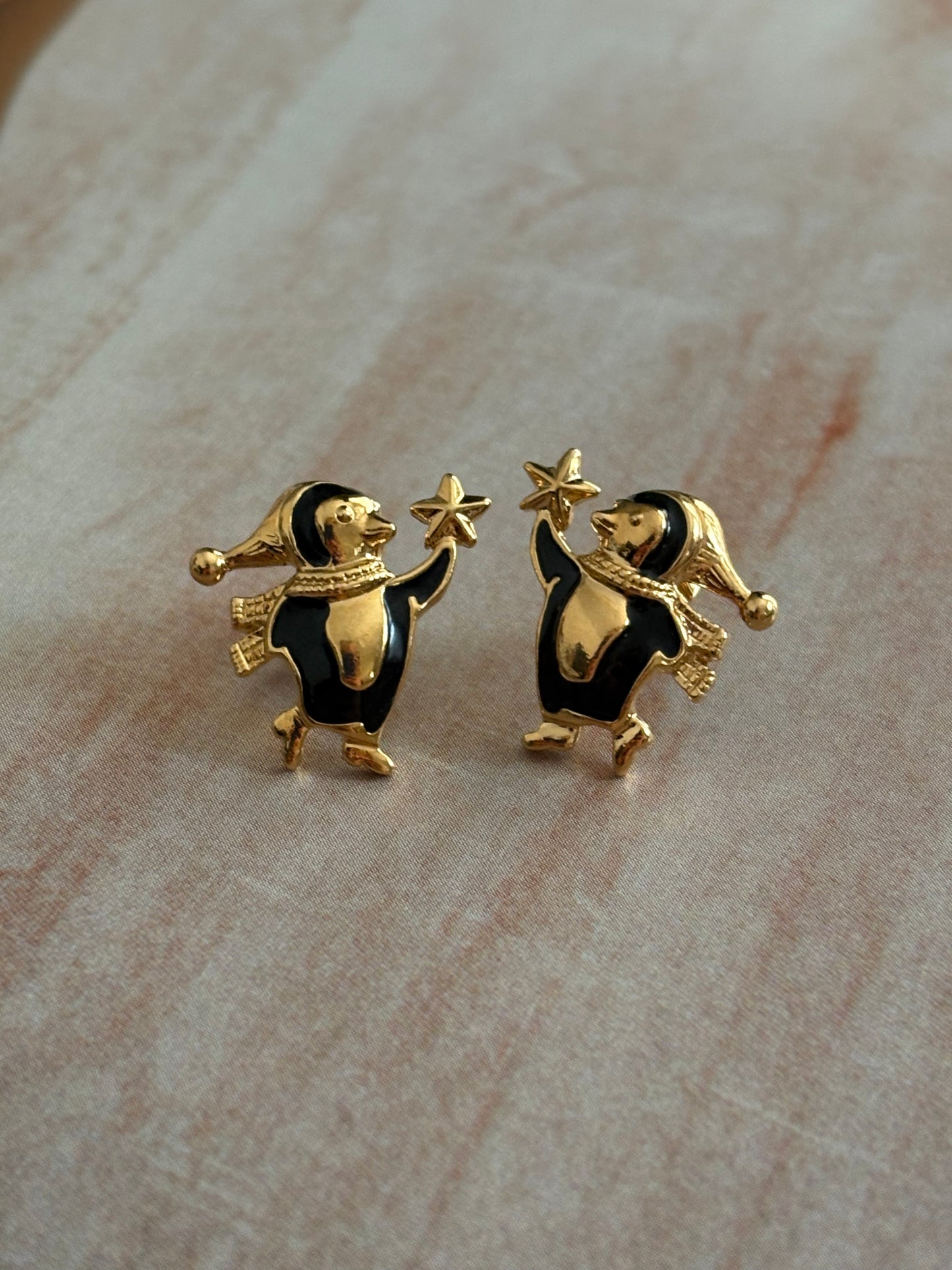 Pozłacane kolczyki Avon „Penguins” z emalią