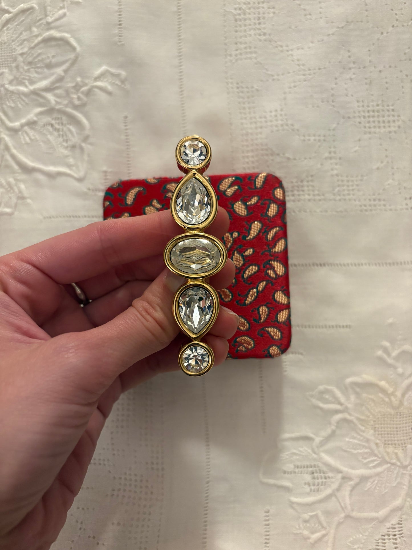 Pozłacana broszka Givenchy z kryształami