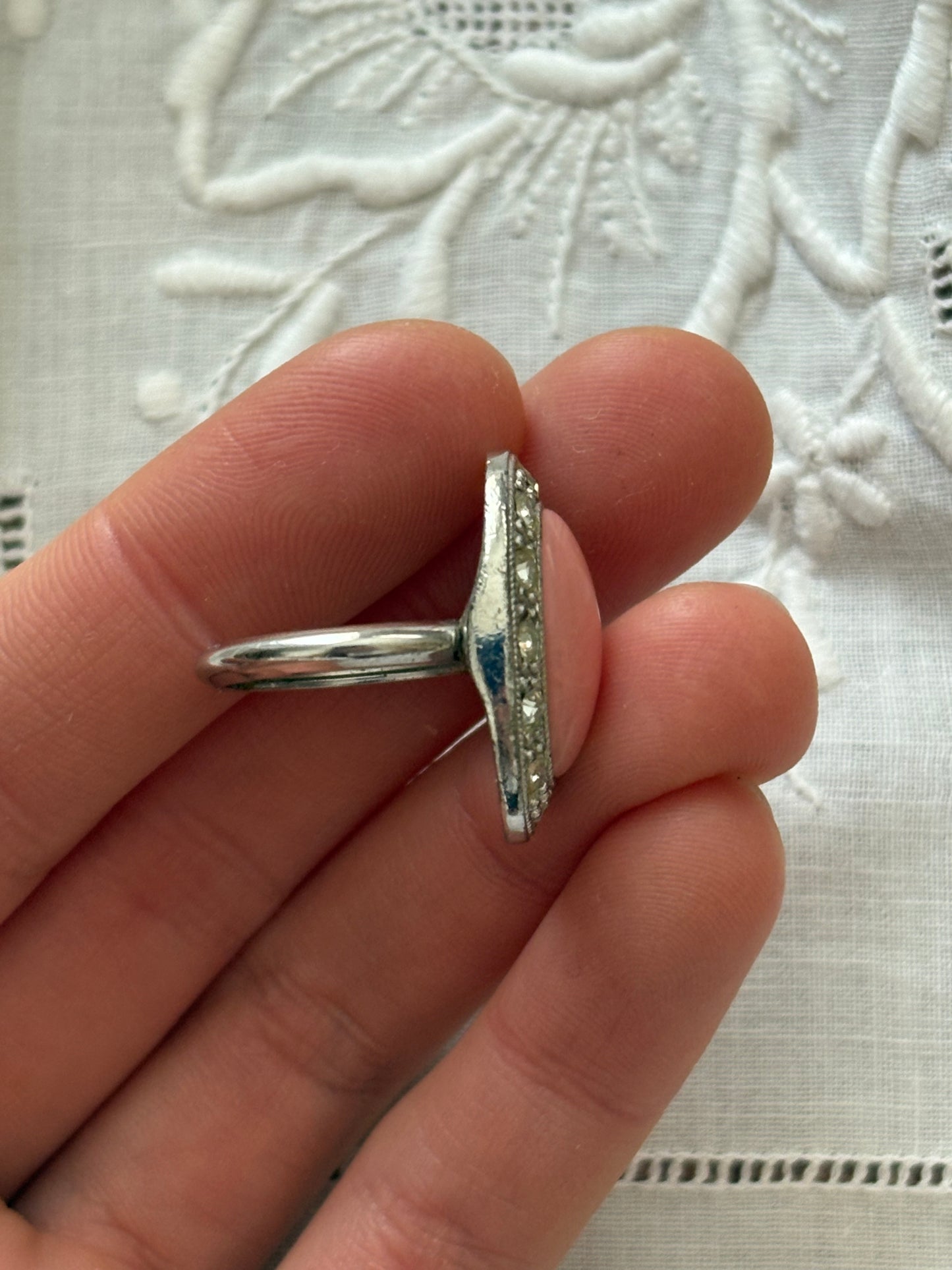 Pierścionek Avon „Pale fire”,1974 rok