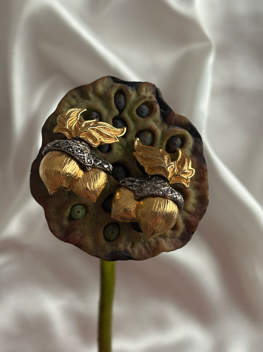 Pozłacane klipsy Avon “ Elegant Acorn”,1994 rok