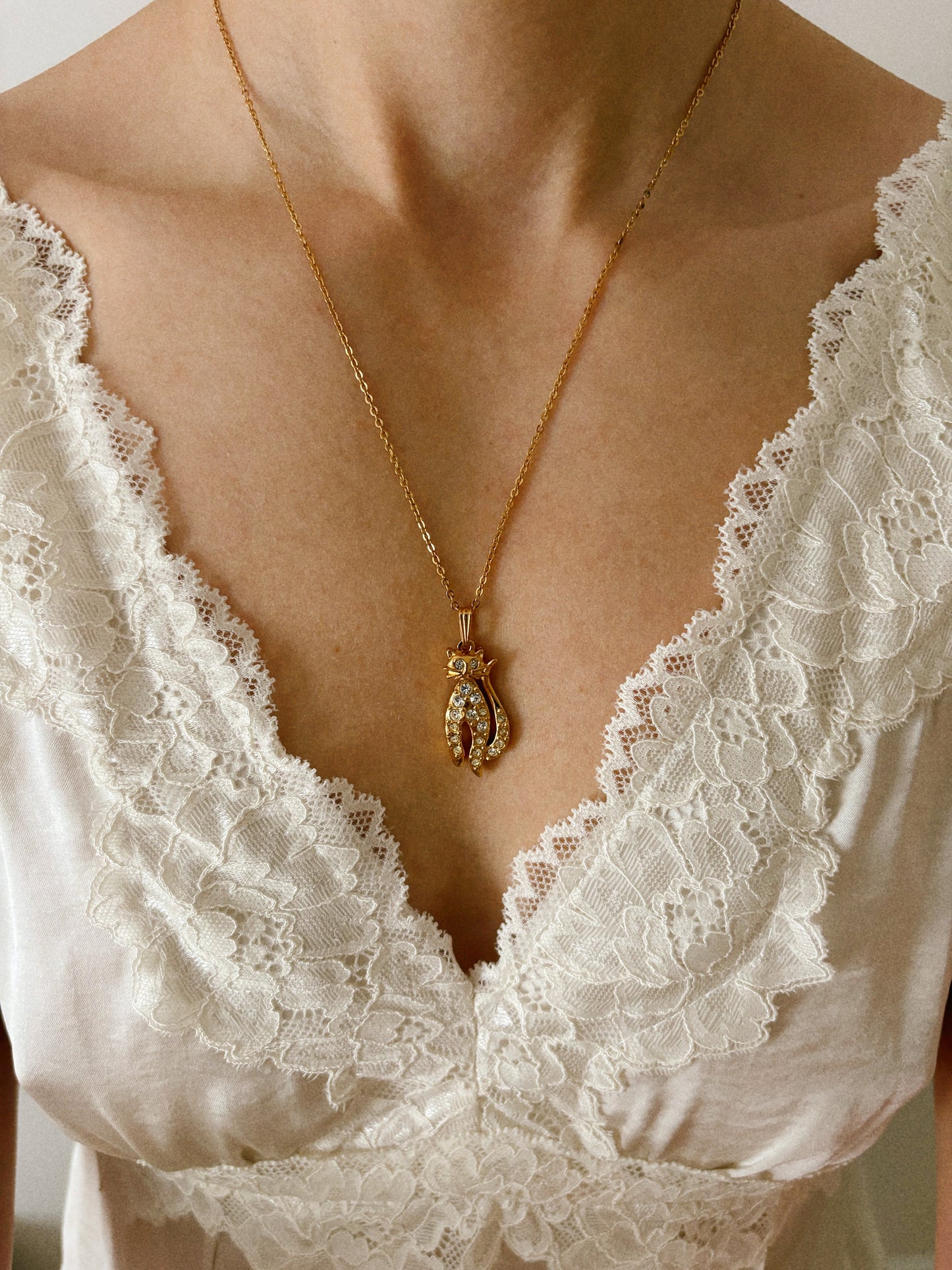 Naszyjnik Avon w kształcie kota z kryształkami