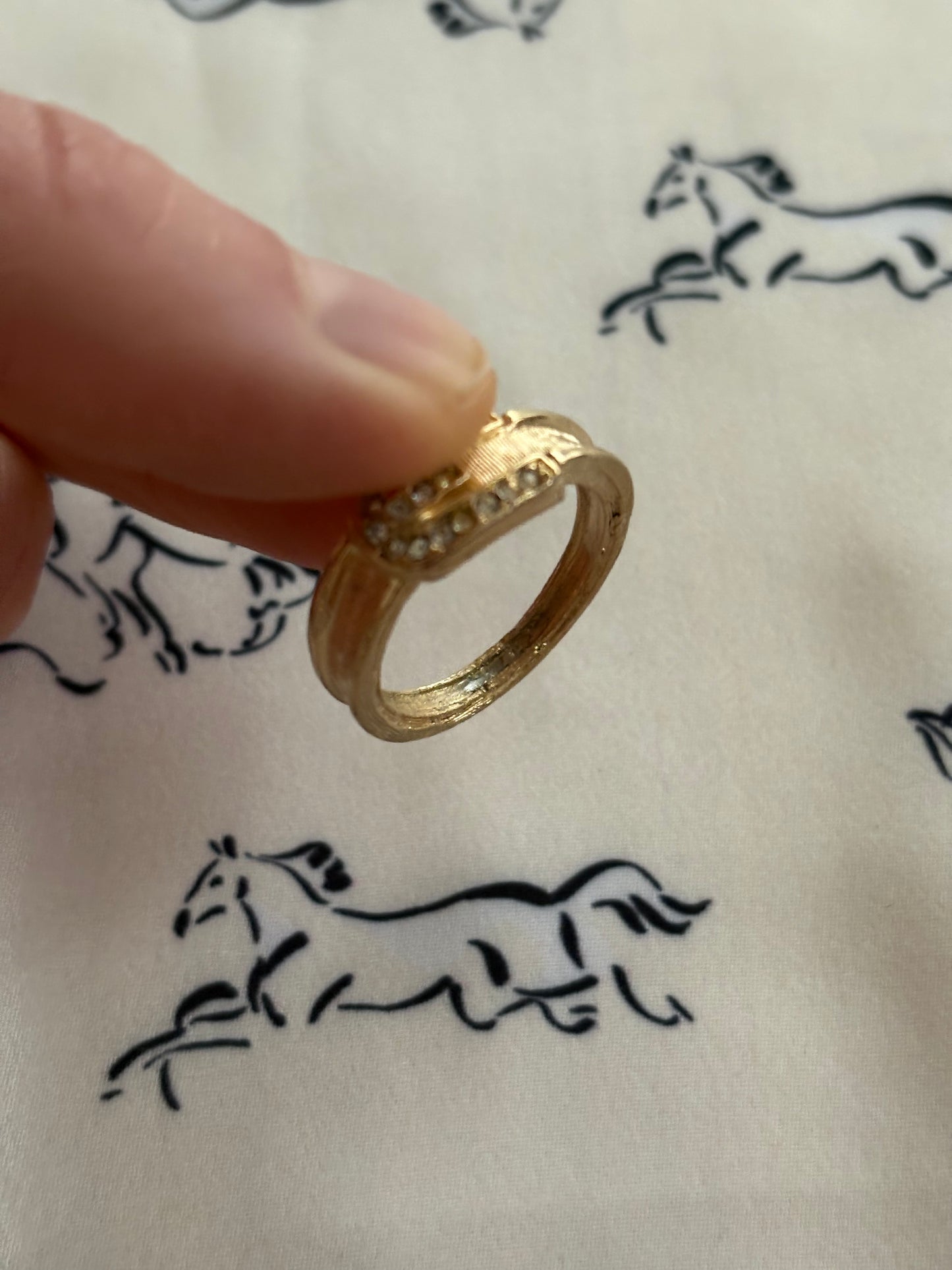 Pozłacany pierścionek Avon „Buckle Ring”,1973 rok