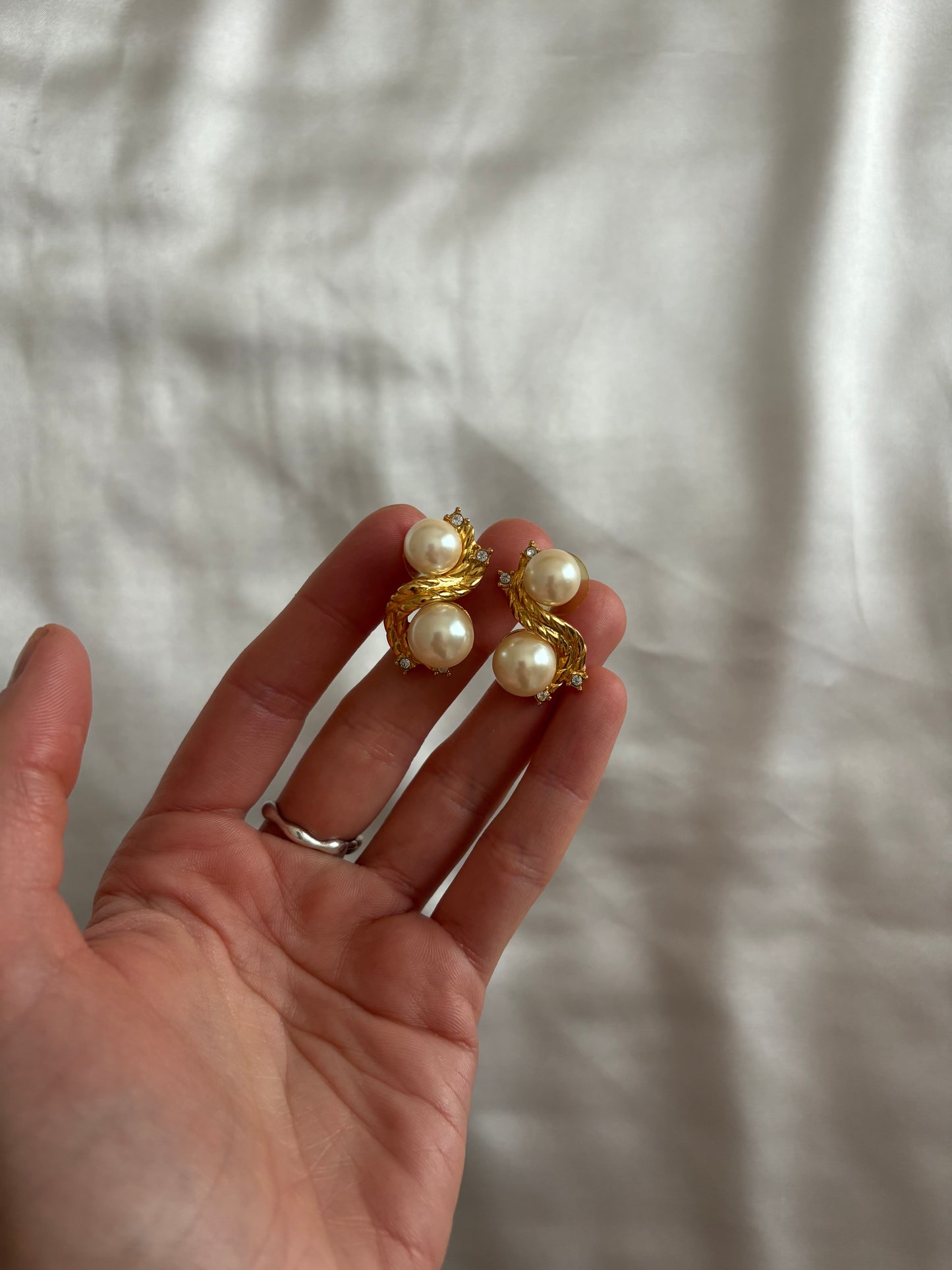 Kolczyki  francuskiej marki Givenchy z perełkami