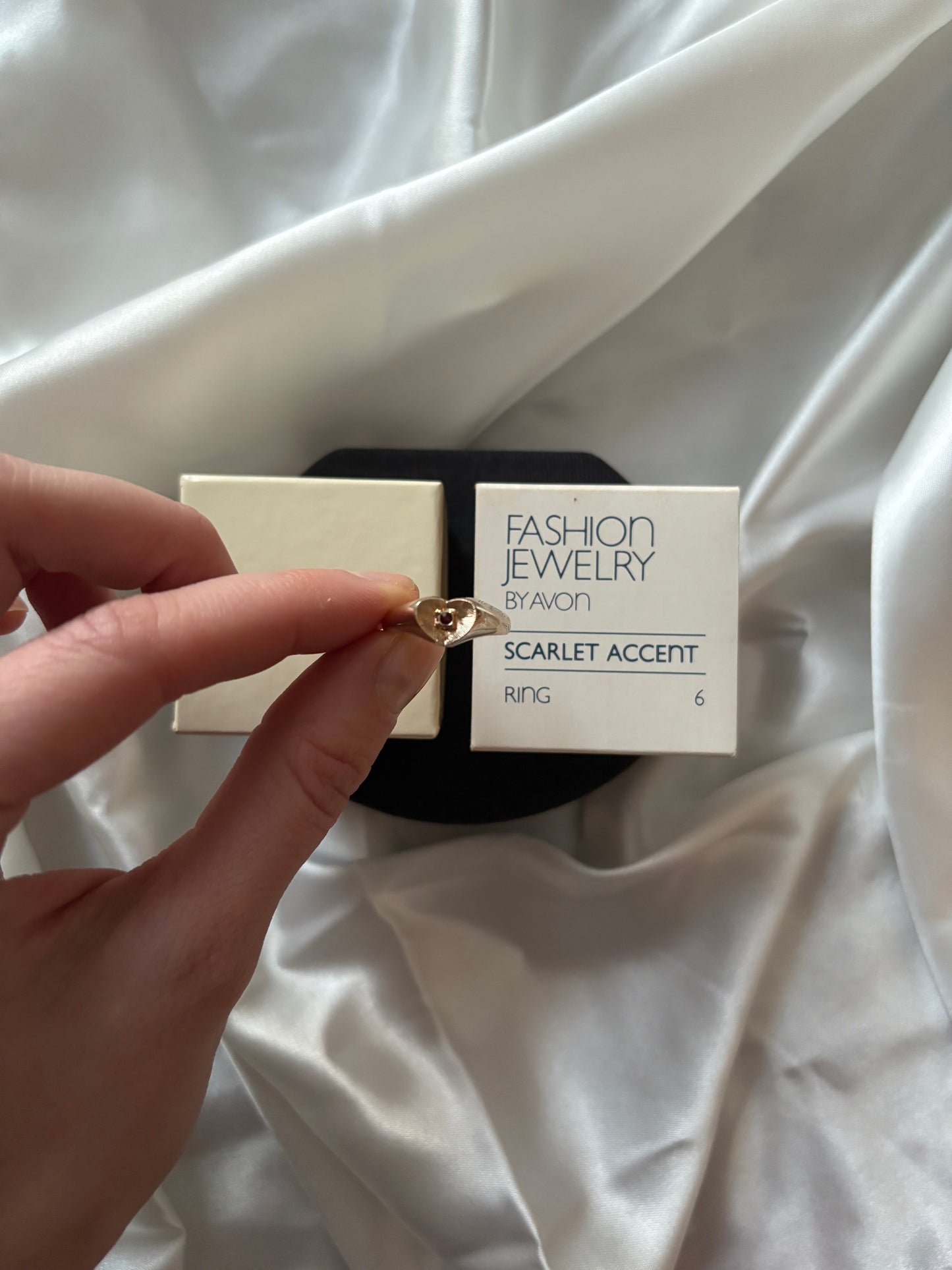 Pozłacany pierścionek Avon “ Scarlet Accent”,1982 rok