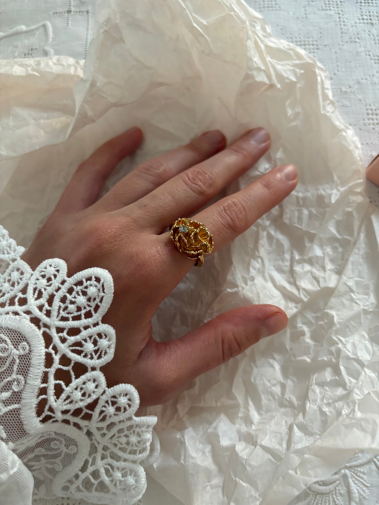 Pierścionek Avon „Flowerblaze”,1976 rok