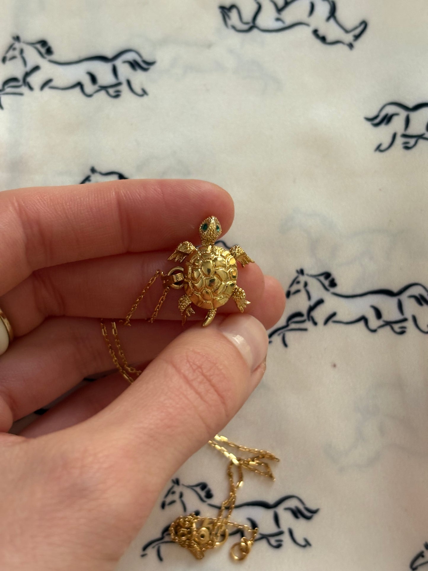 Pozłacany ruchomy naszyjnik Monet w kształcie żółwia