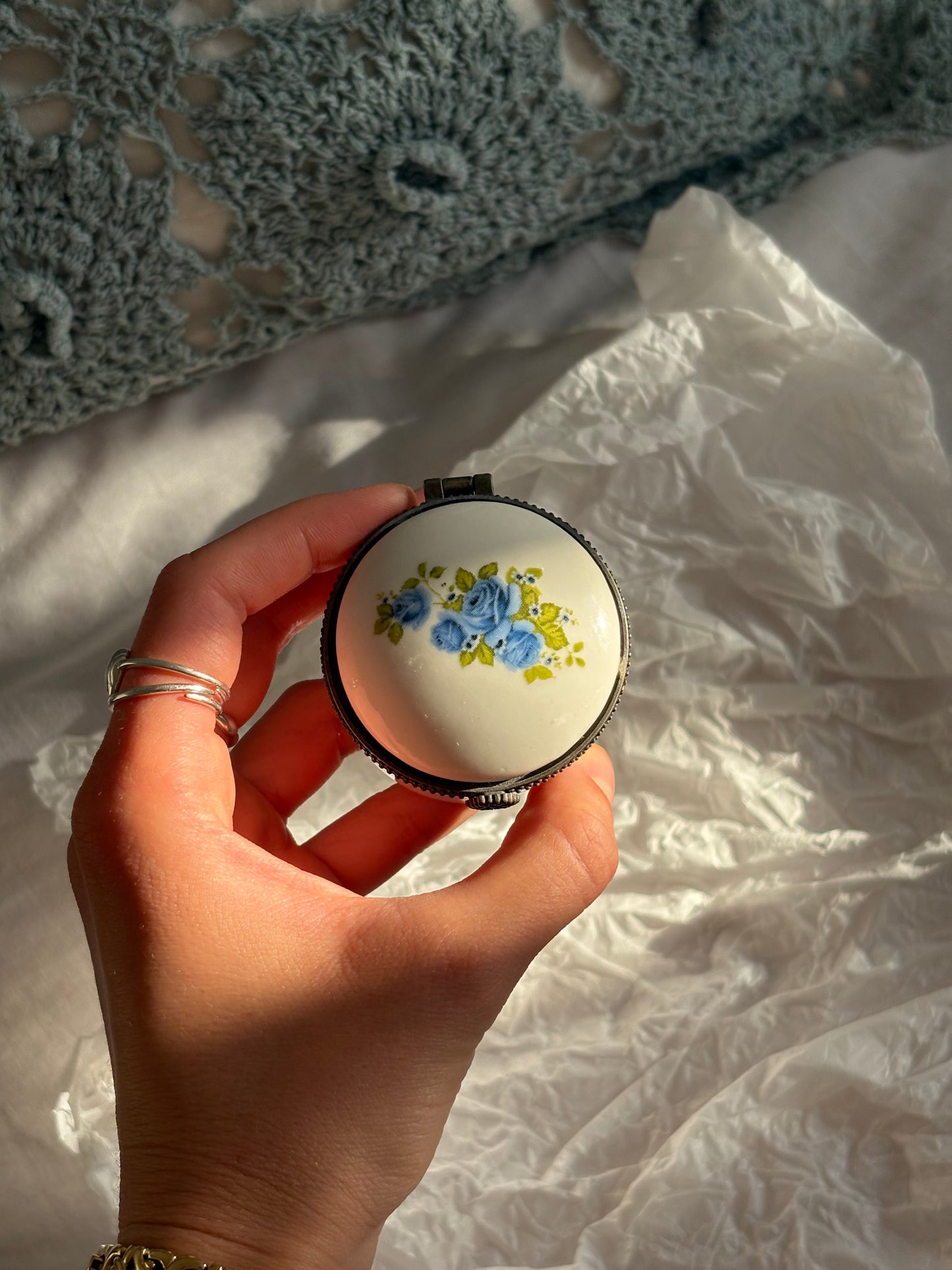 Okrągła szkatułka z porcelany z niebieskimi różami
