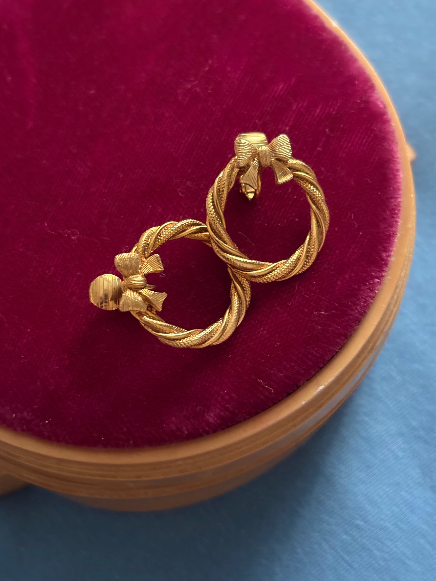 Klipsy Avon „Festive Circlet” (1979)