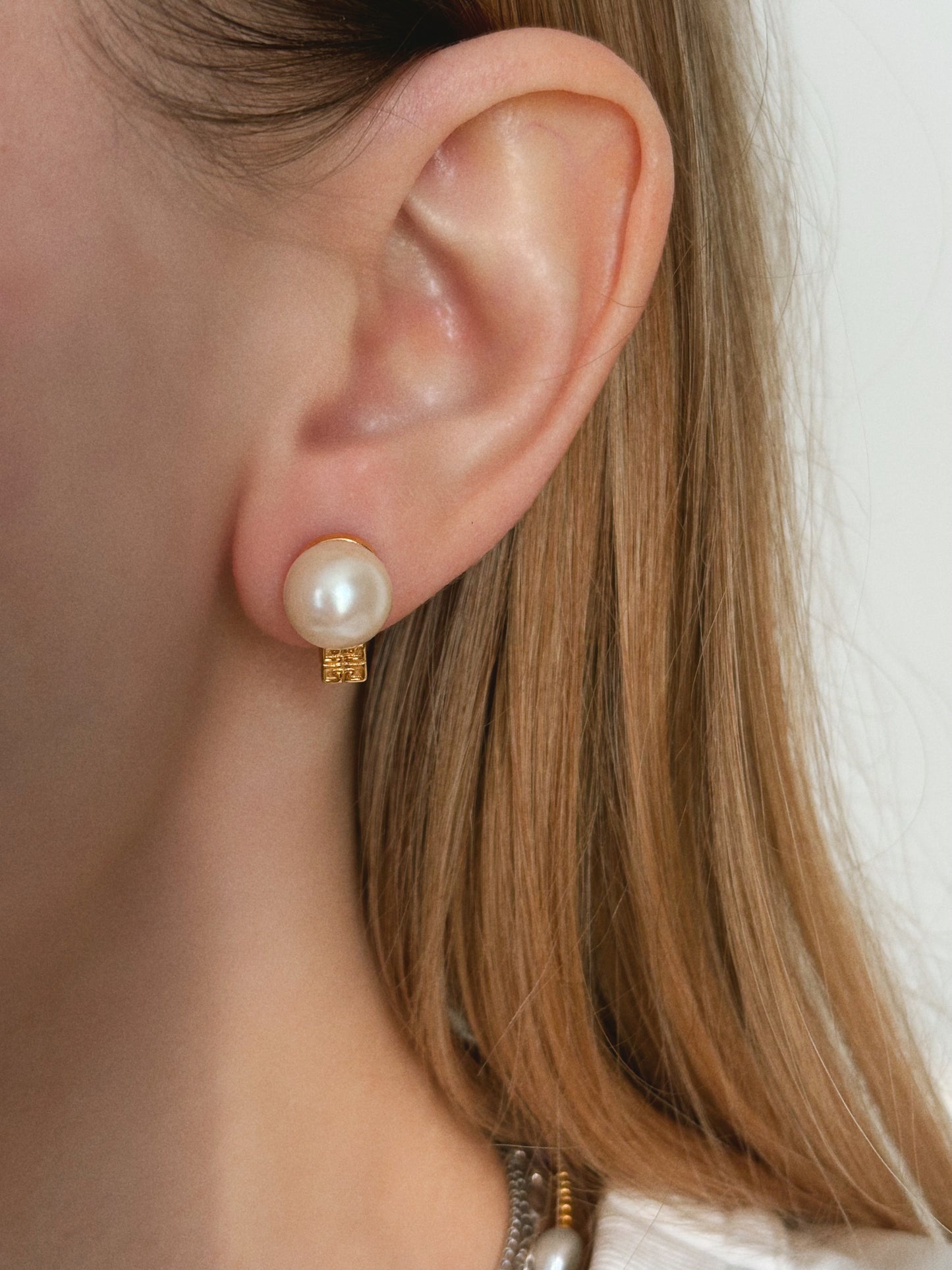 Pozłacane kolczyki Givenchy z perłami i logo