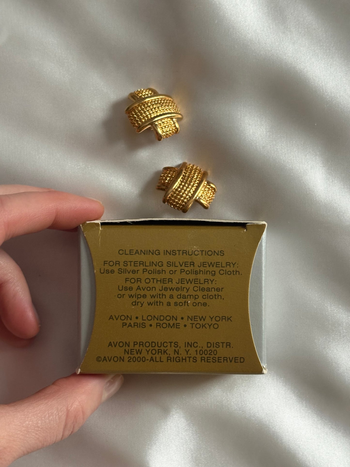 Pozłacane kolczyki Avon o geometrycznym splocie