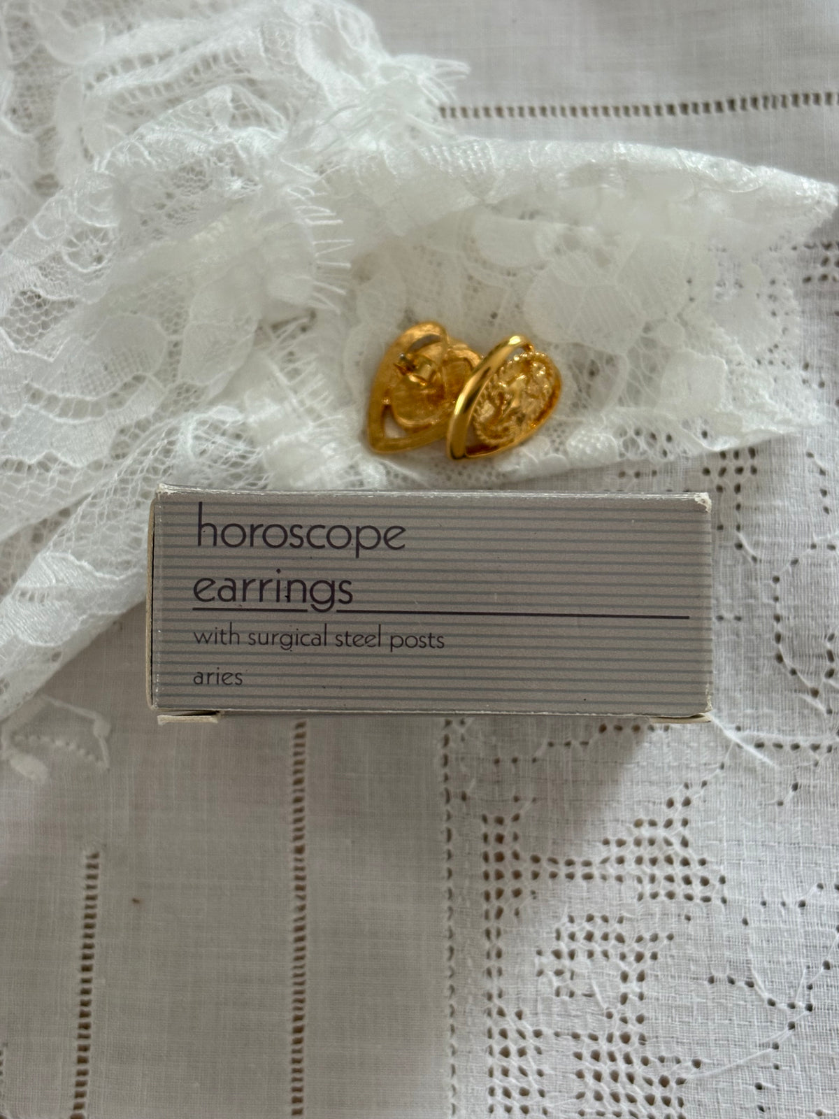 Pozłacane kolczyki Avon, 1991 rok “Horoskop”