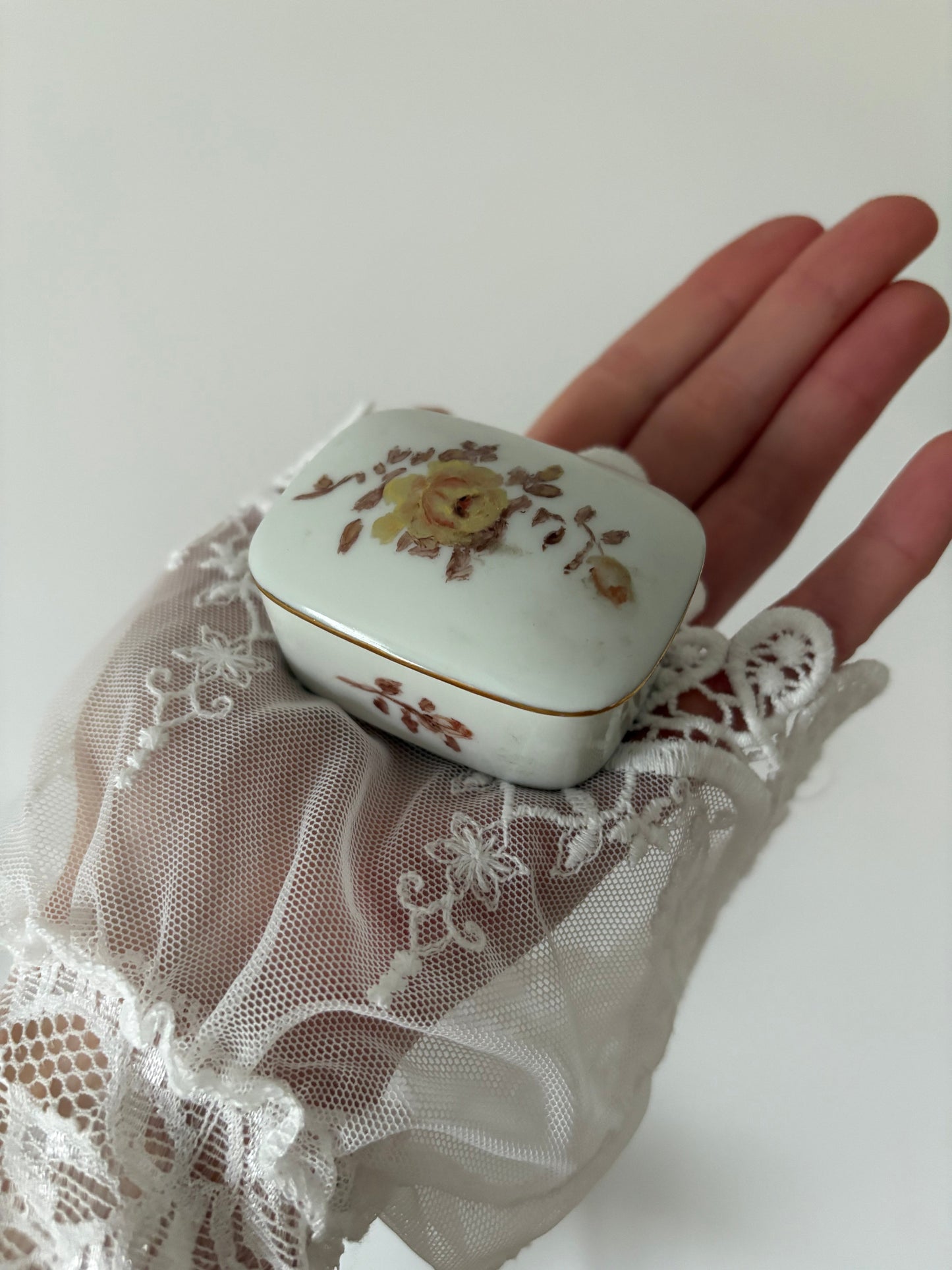 Prostokątna szkatułka z porcelany z motywem róży