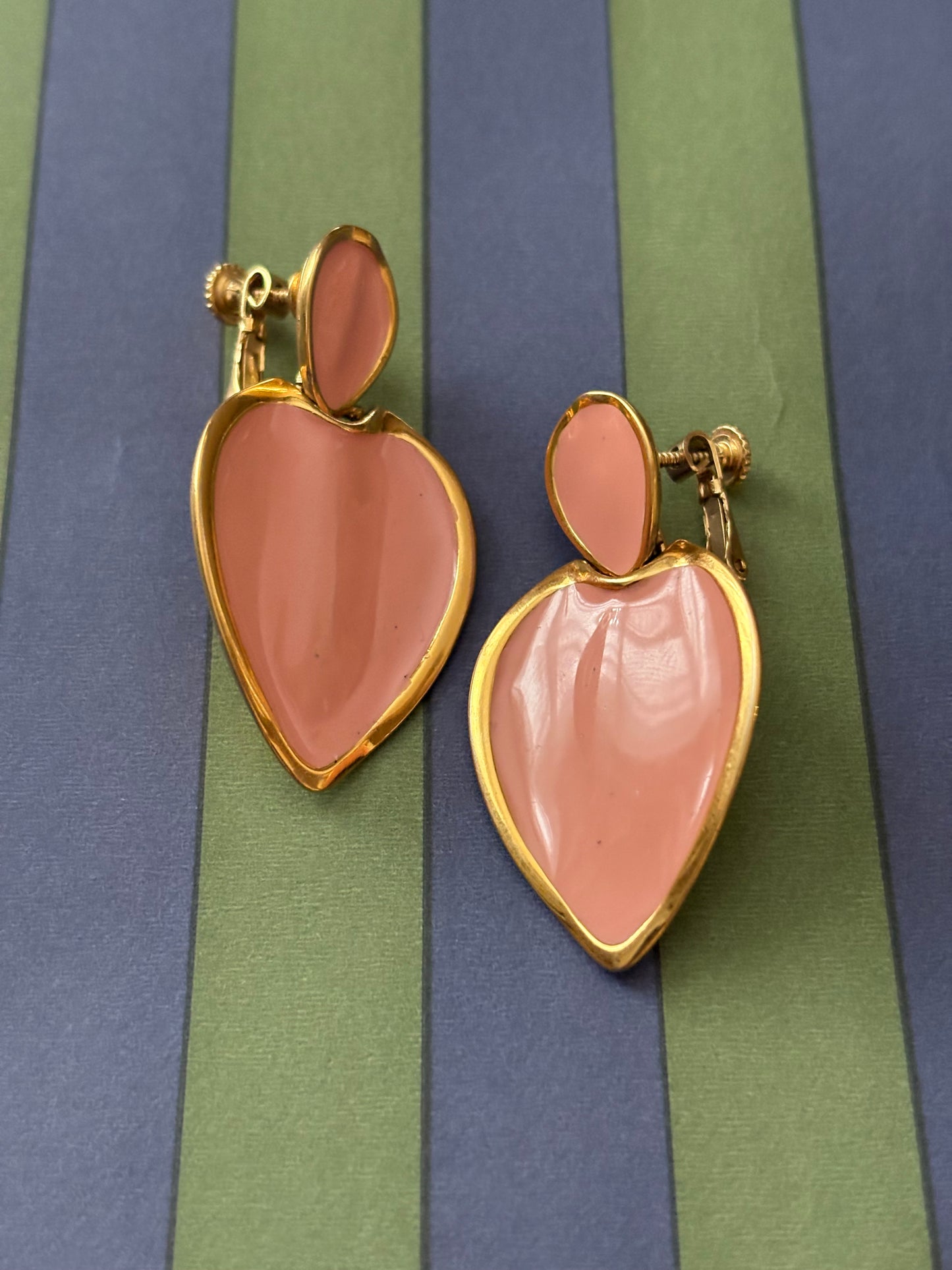 Klipsy Napier z perłowo-brzoskwiniową emalią