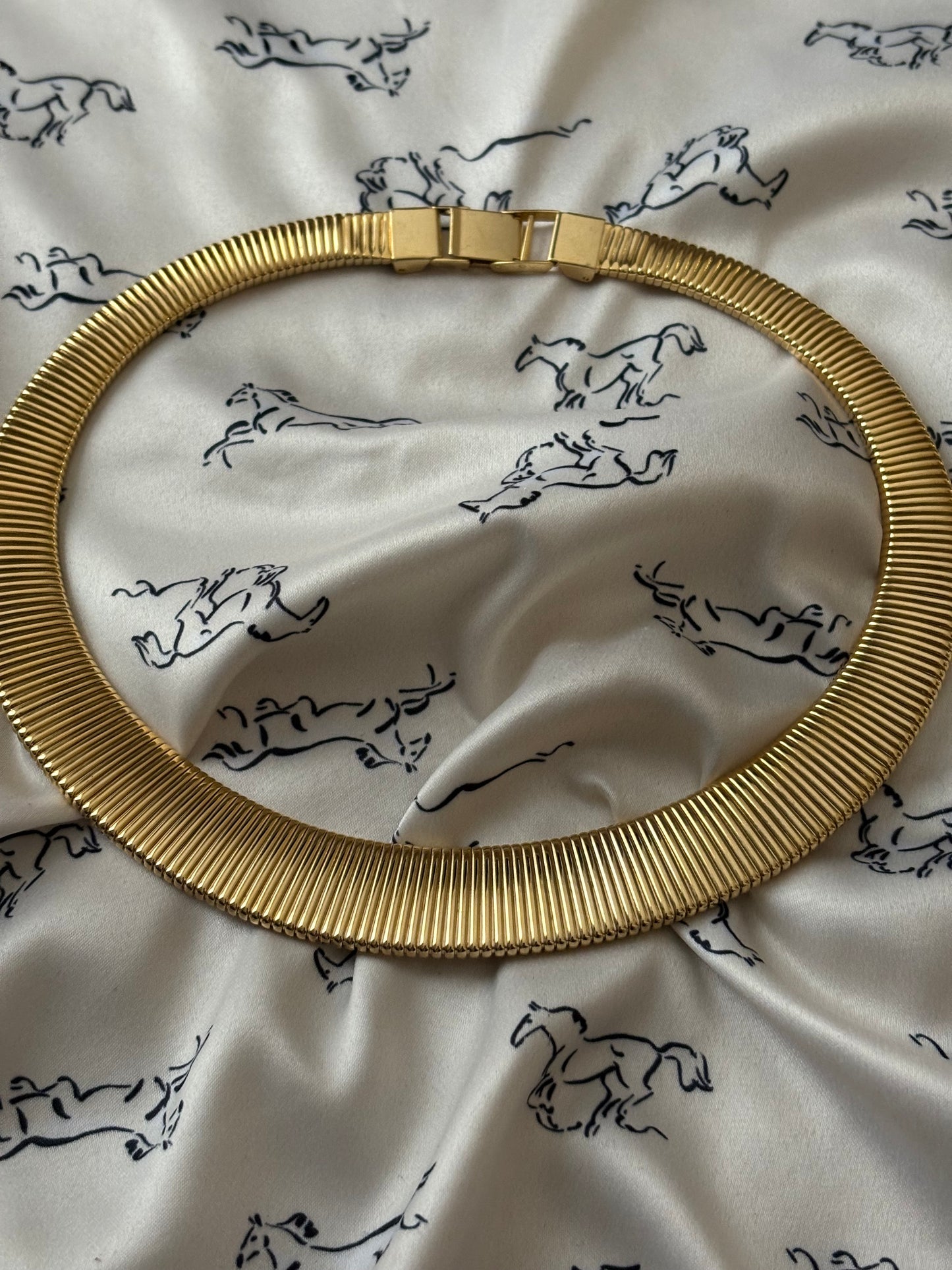 Złocony naszyjnik typu Omega