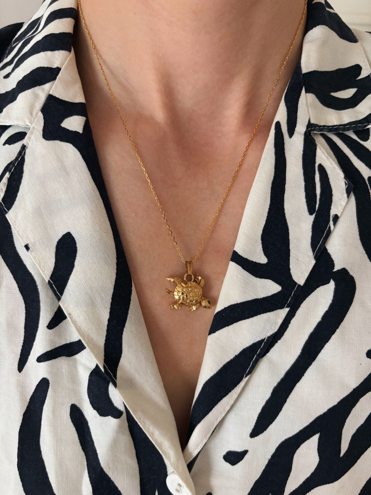 Pozłacany ruchomy naszyjnik Monet w kształcie żółwia