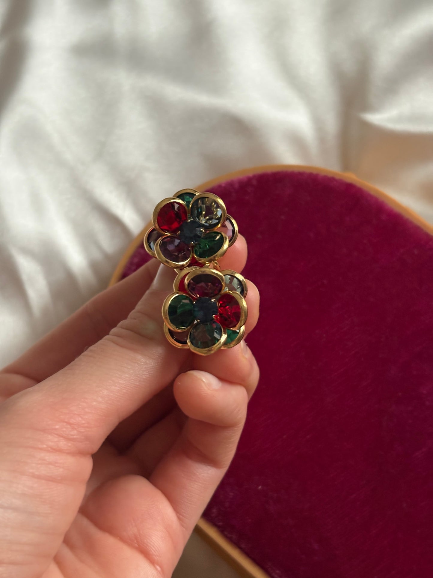 Pozłacane klipsy z kolorowymi kryształami