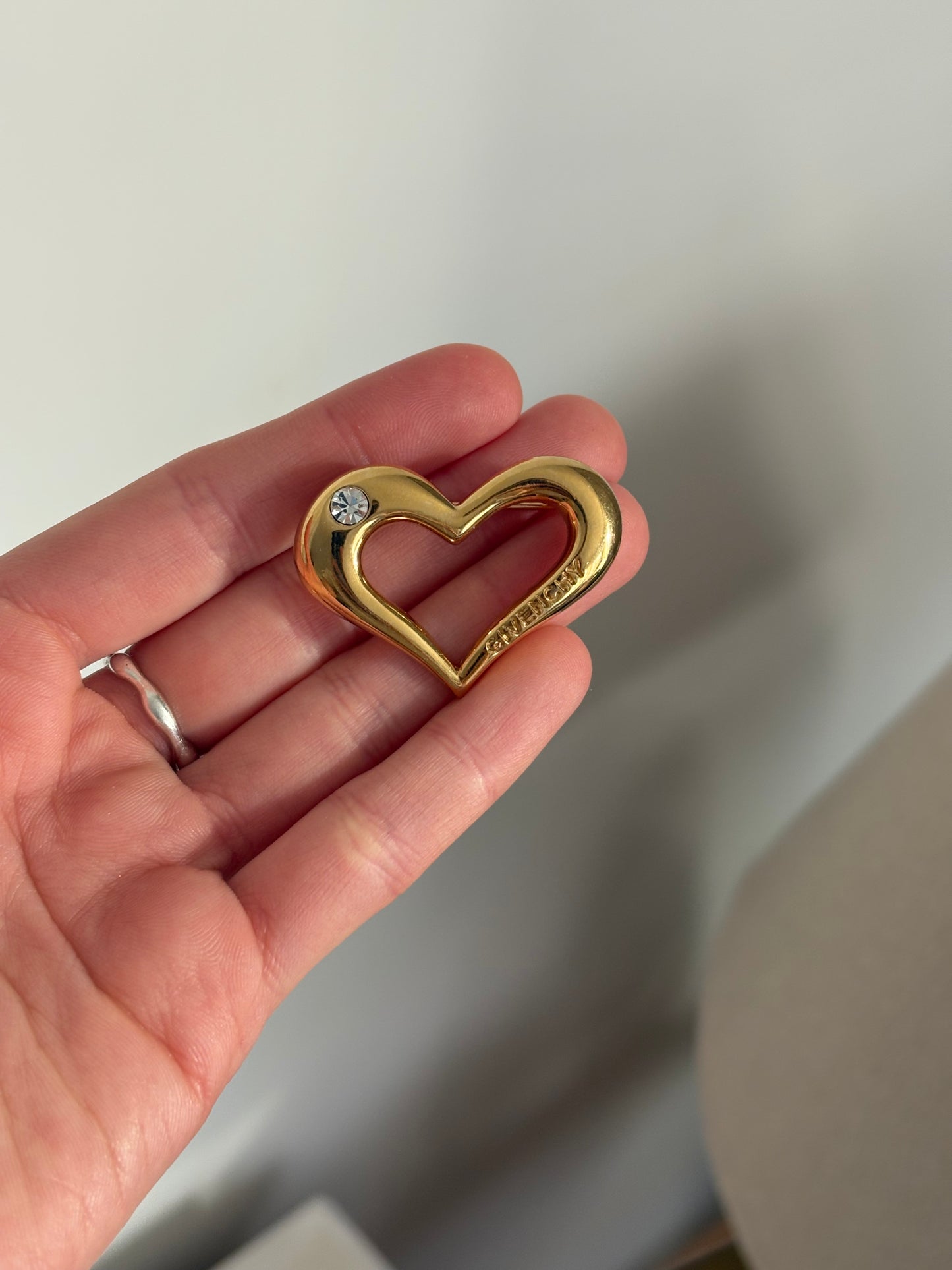 Broszka G I V E N C H Y w kształcie serca