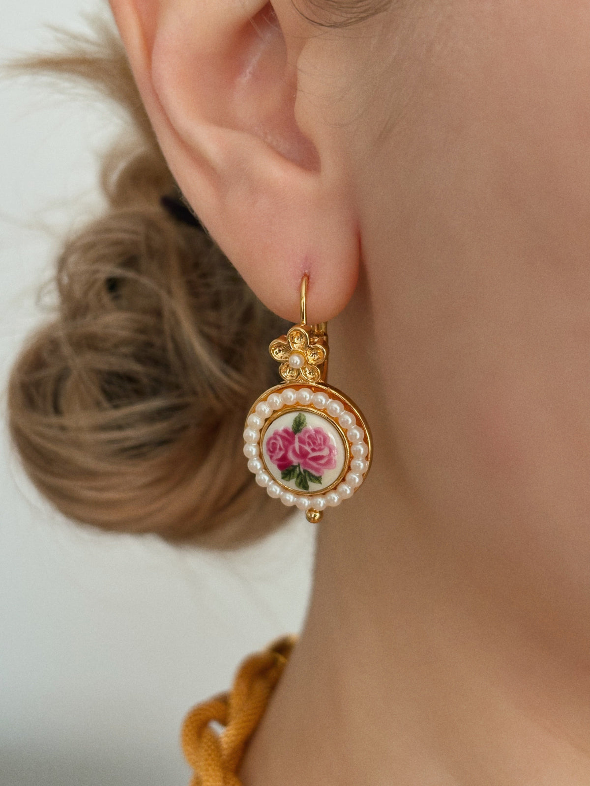 Kolczyki Avon  „Round Floral”,1999 rok