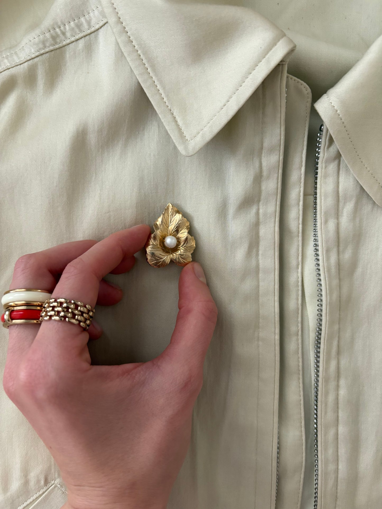 Pozłacana broszka Sarah Coventry w kształcie liścia