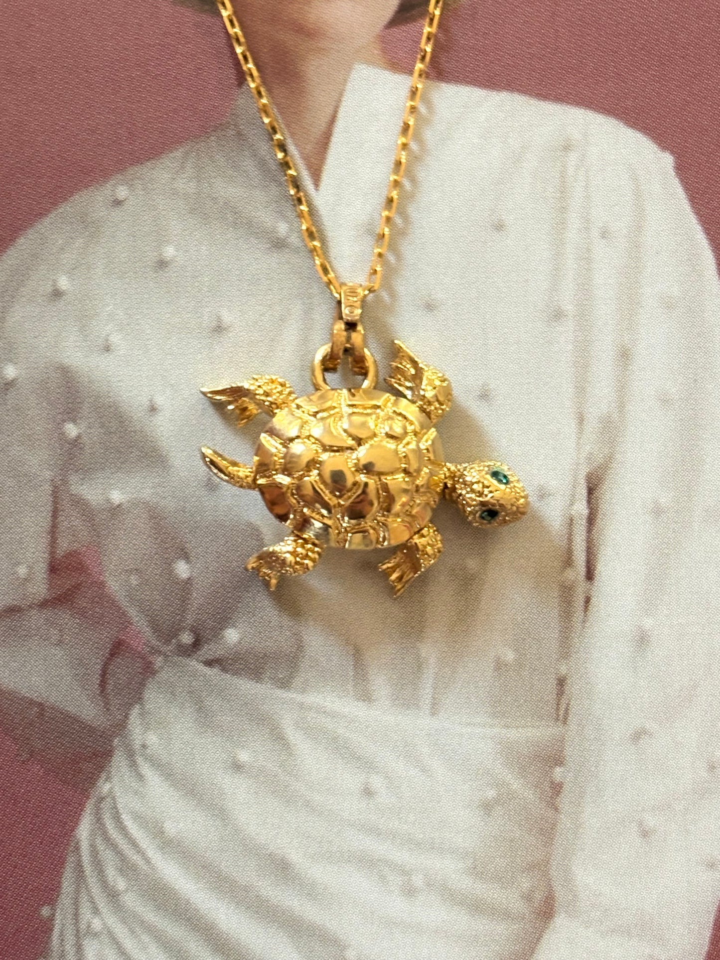 Pozłacany ruchomy naszyjnik Monet w kształcie żółwia