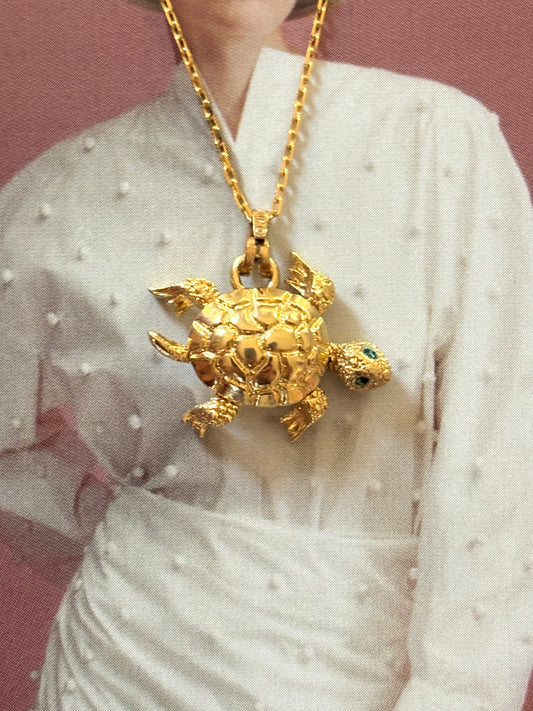 Pozłacany ruchomy naszyjnik Monet w kształcie żółwia