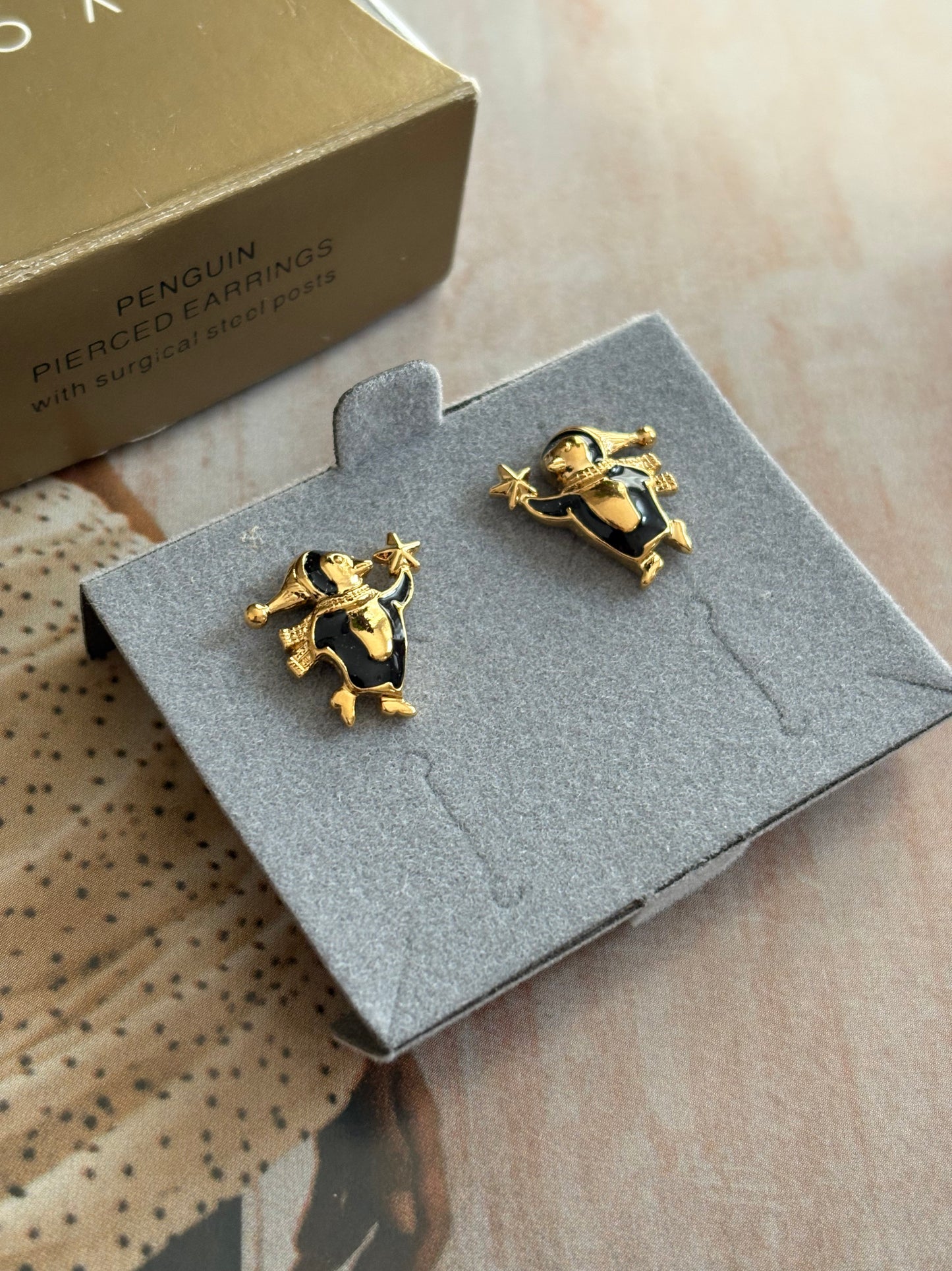 Pozłacane kolczyki Avon „Penguins” z emalią