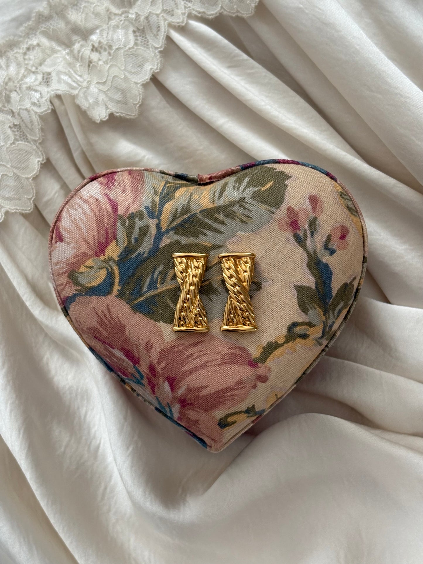 Kolczyki Monet z motywem plecionki