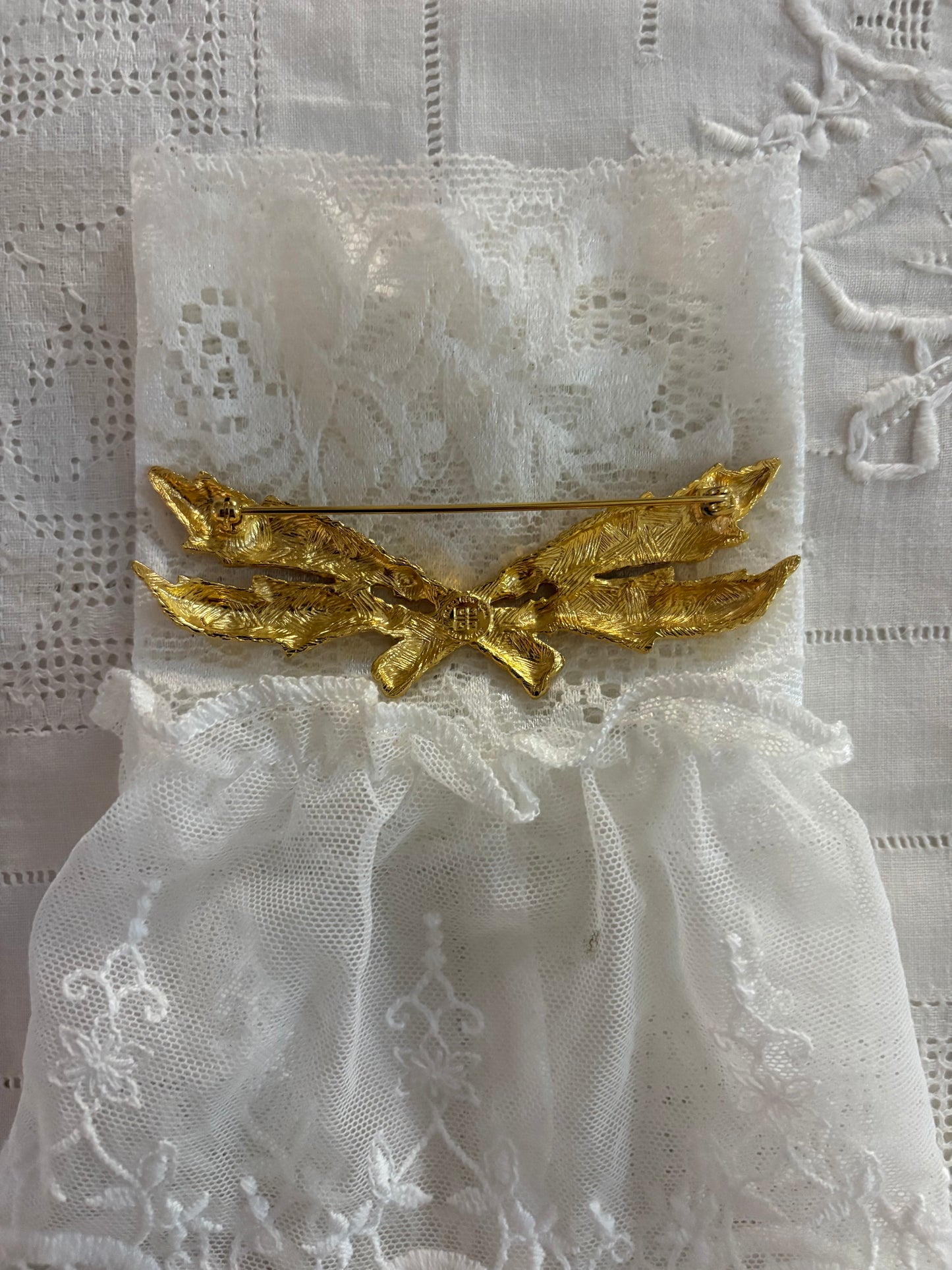 Pozłacana broszka Givenchy z motywem gałązek i kokardy