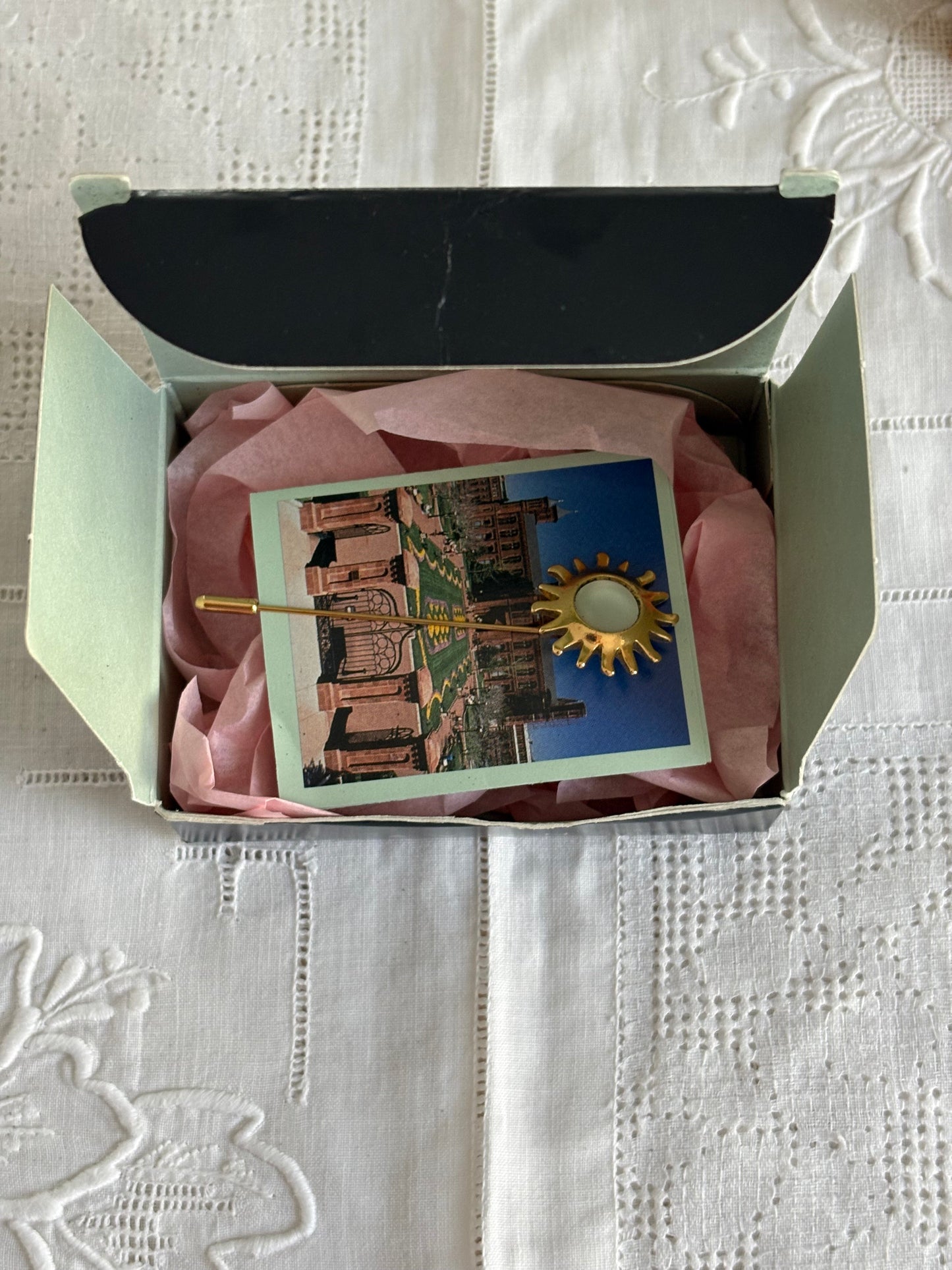 Broszka Avon „Słońce” z kolekcji Smithsonian Institution, 1996 rok