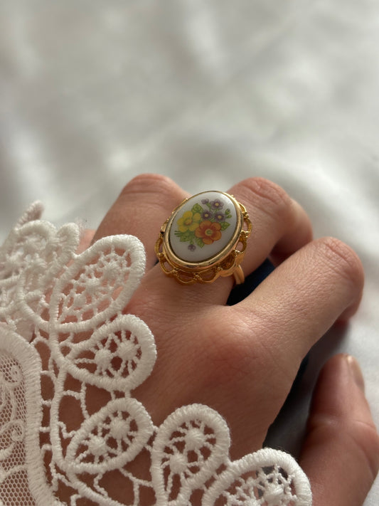 Unikatowy pierścionek Avon “ French Flowers Locket”,1975 rok