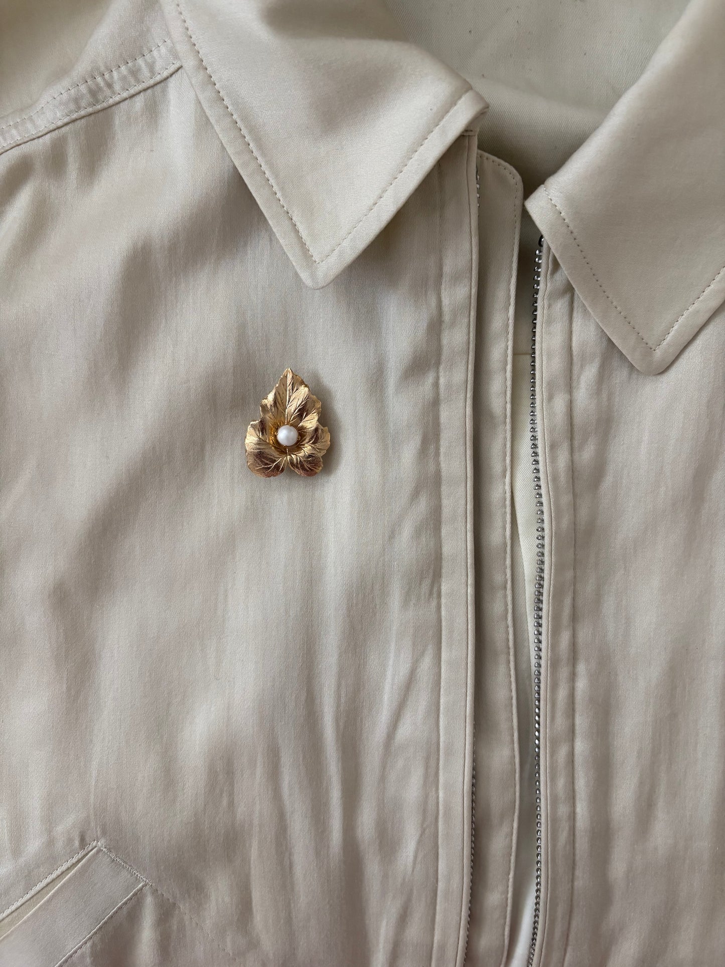 Pozłacana broszka Sarah Coventry w kształcie liścia