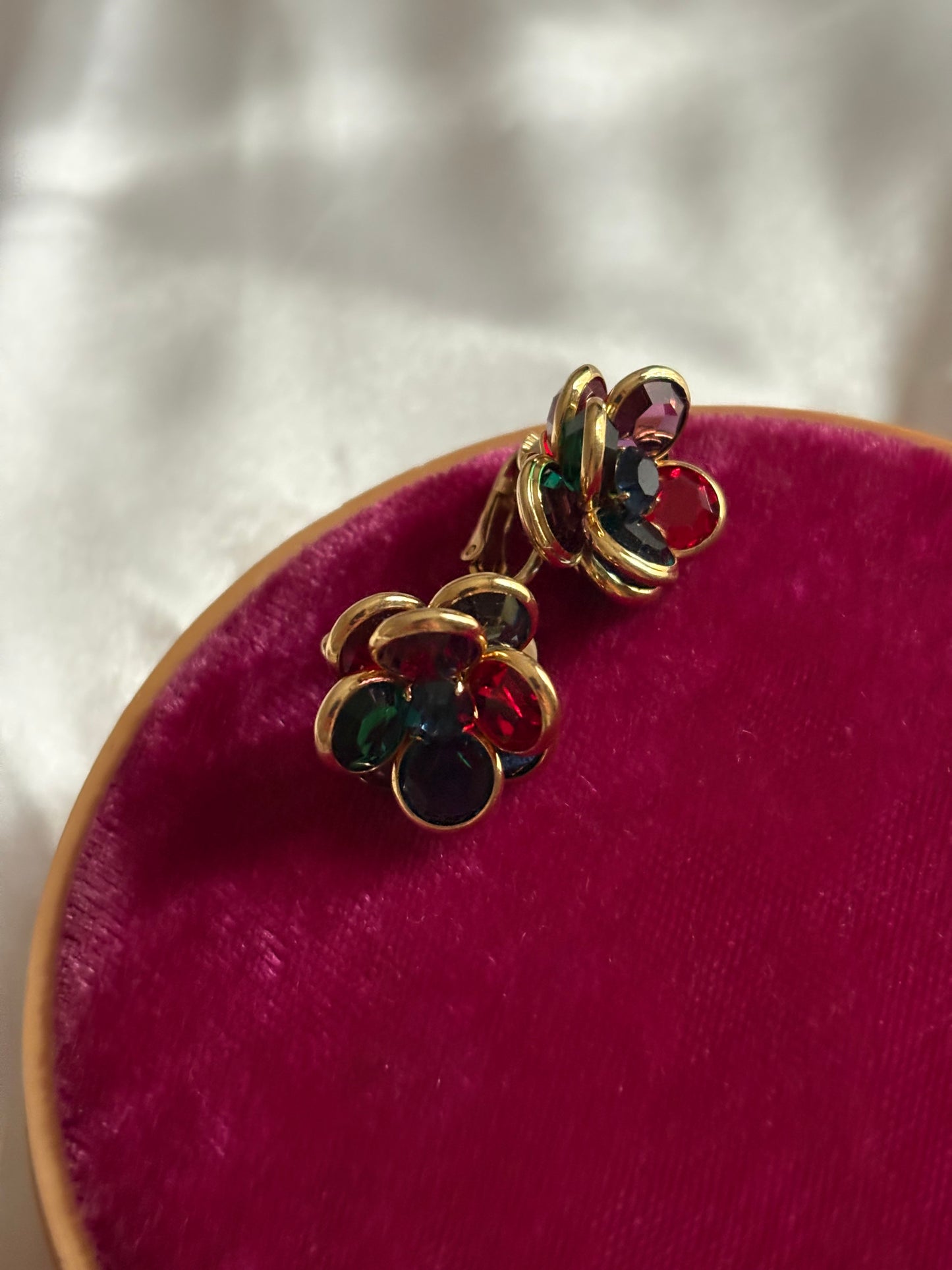 Pozłacane klipsy z kolorowymi kryształami