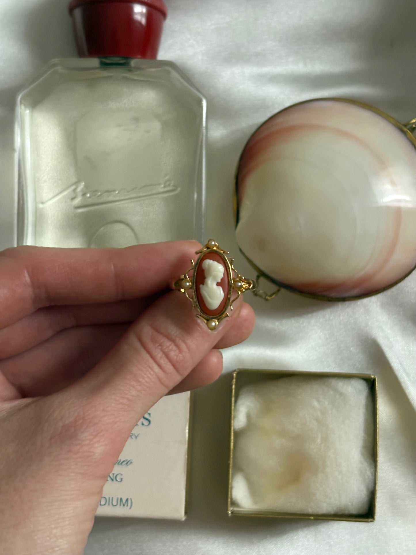 Pierścionek Avon “Cameo”,1978 rok