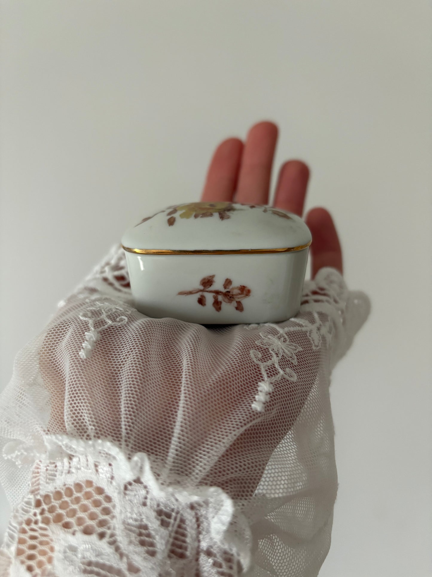 Rectangular porcelain box with a rose motif