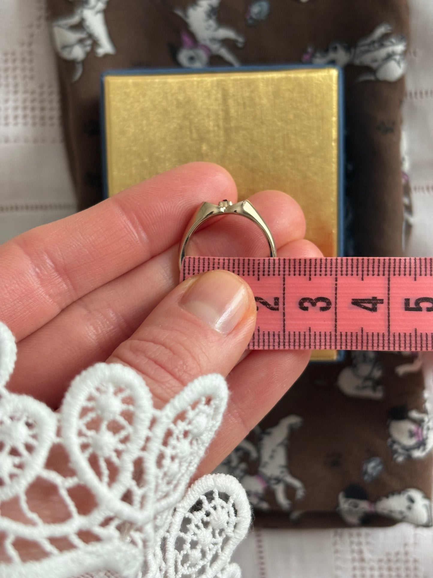 Pozłacany pierścionek Avon “ Scarlet Accent”,1982 rok