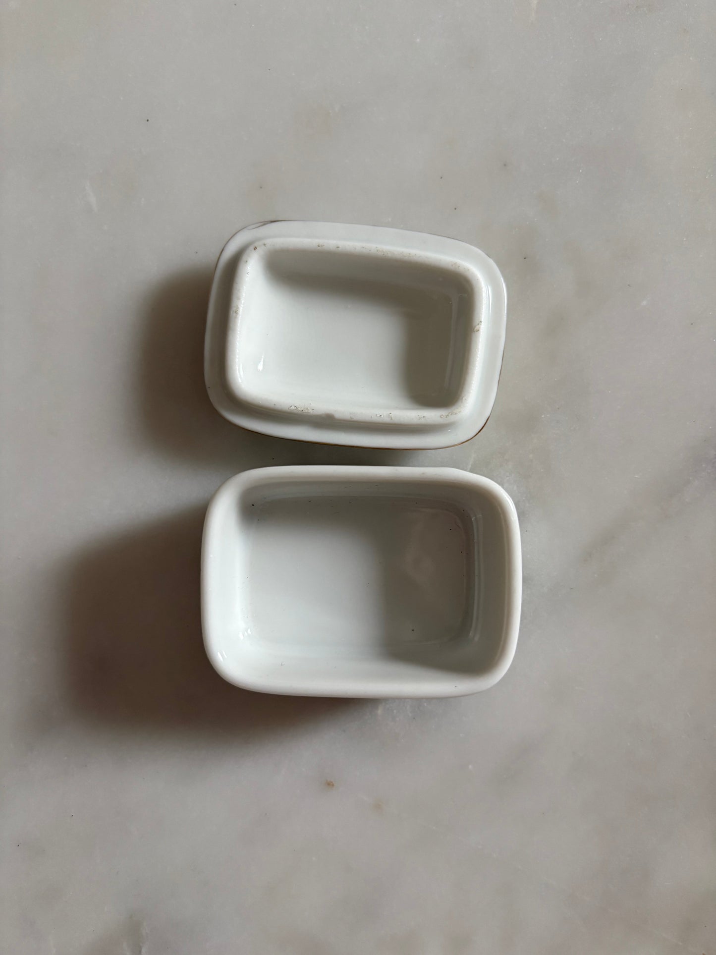 Prostokątna szkatułka z porcelany z motywem róży