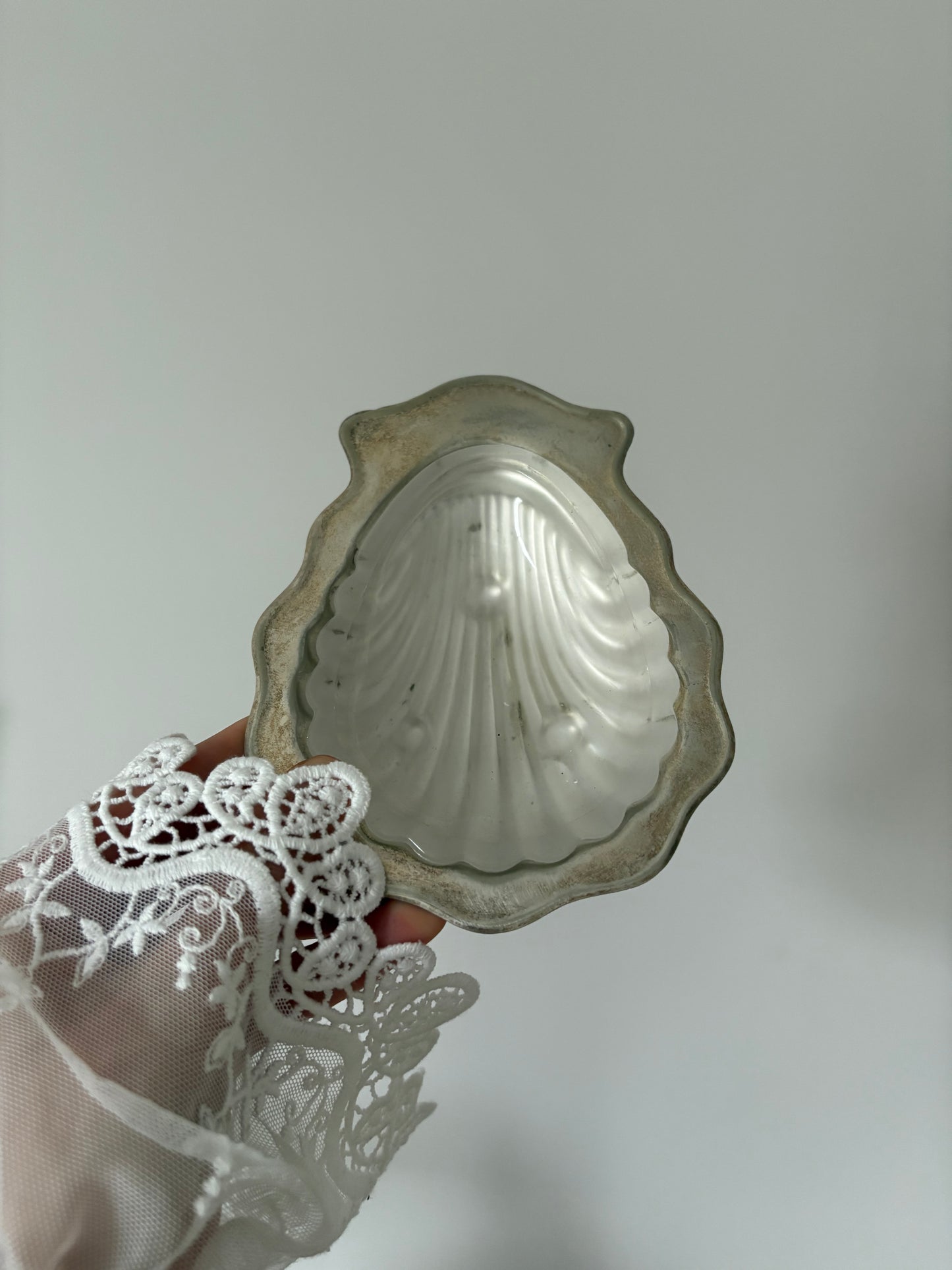 Decorative shell – milk glass + metal