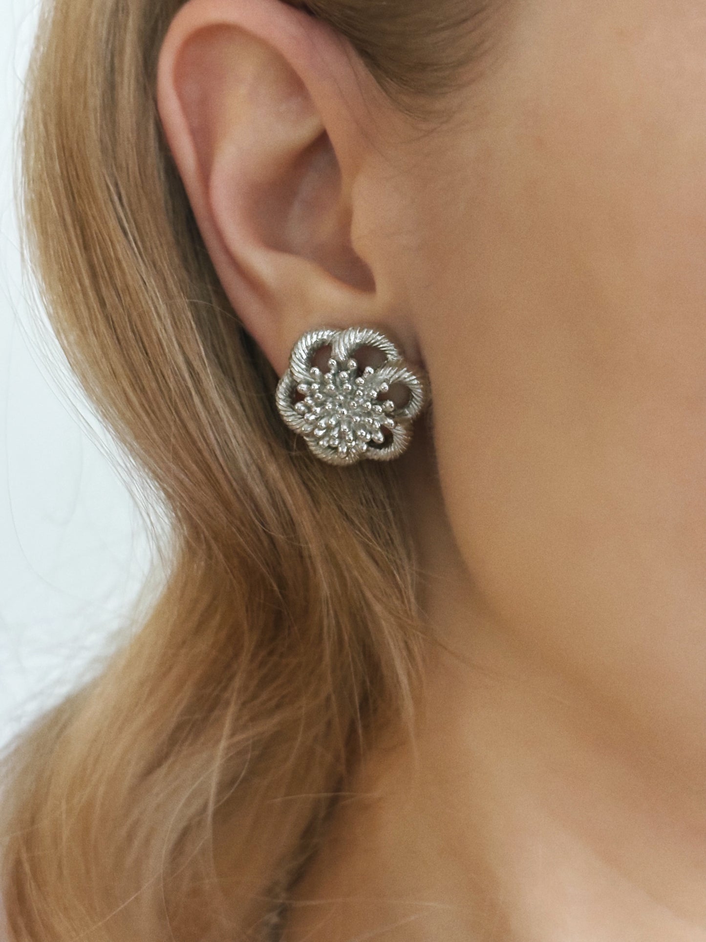 Srebrzone klipsy Trifari w formie kwiatu