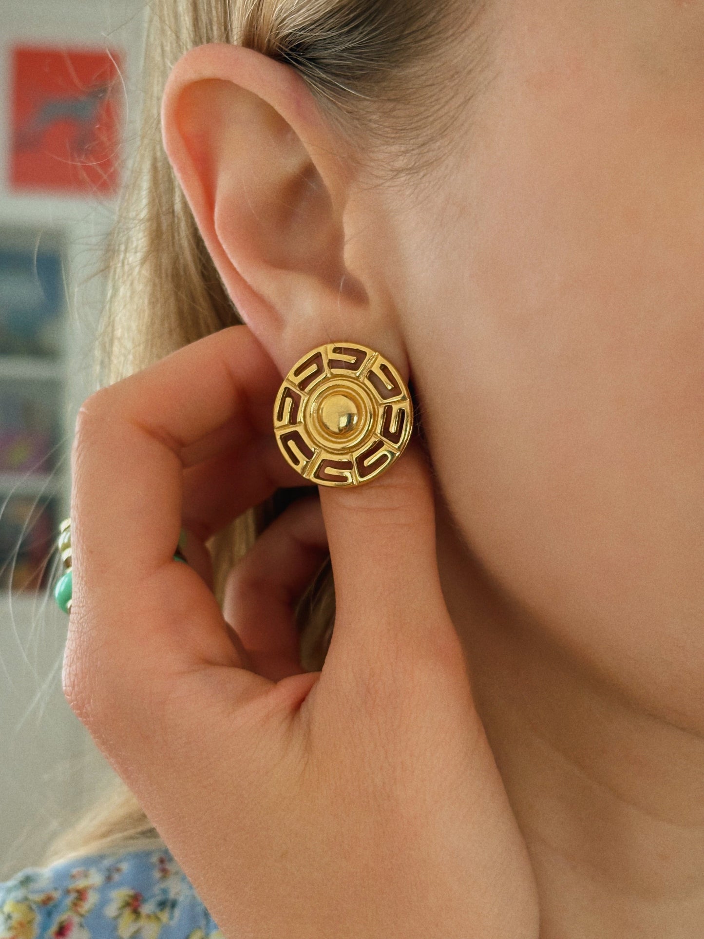 Pozłacane kolczyki Givenchy z logo, 1980–1990