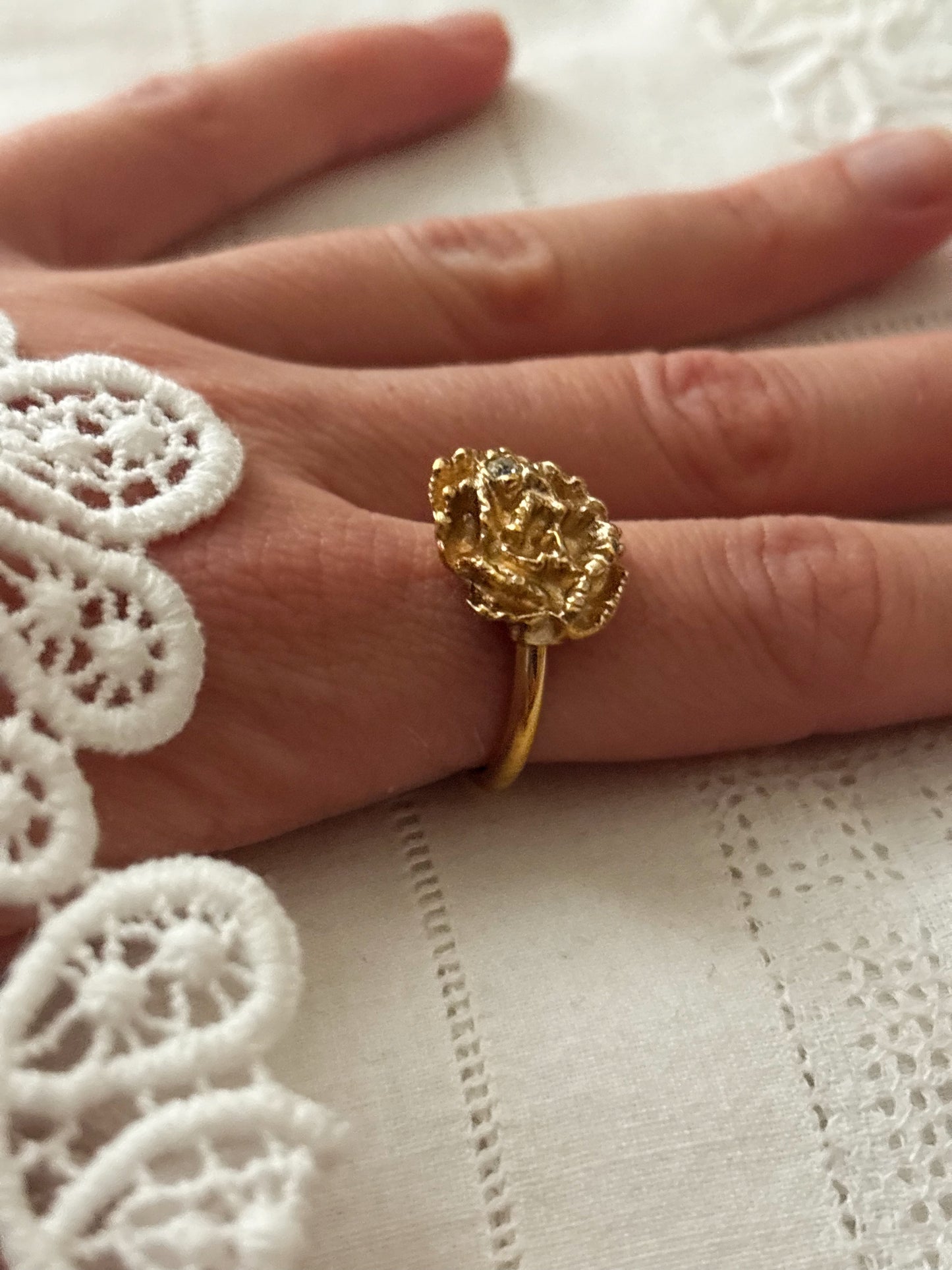 Pierścionek Avon „Flowerblaze”,1976 rok