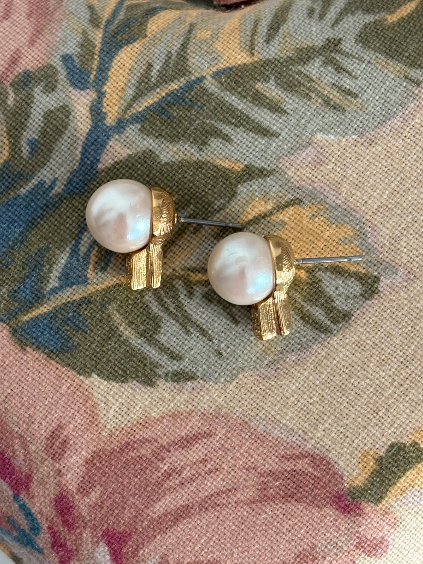 Pozłacane kolczyki Givenchy z perłami i logo