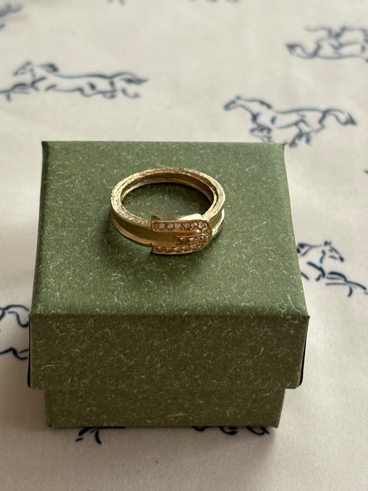 Pozłacany pierścionek Avon „Buckle Ring”,1973 rok