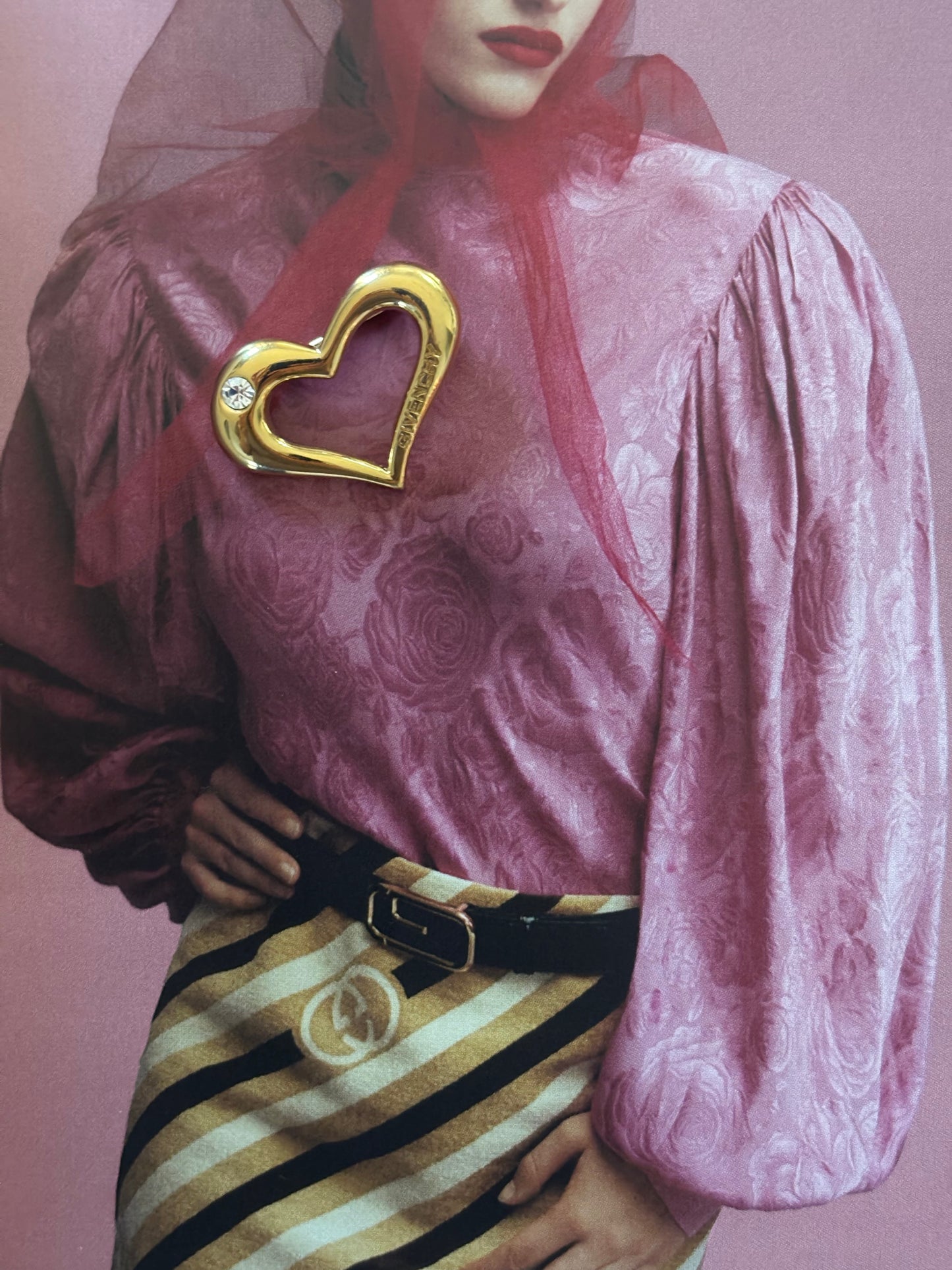 Broszka G I V E N C H Y w kształcie serca